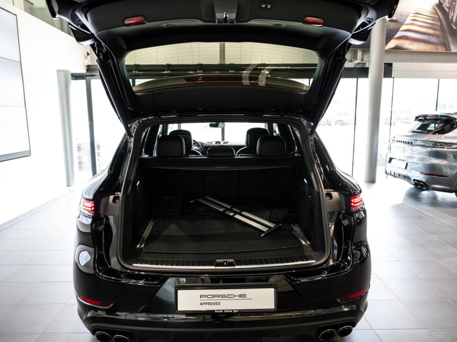 PORSCHE Cayenne S E-Hybrid-image-6