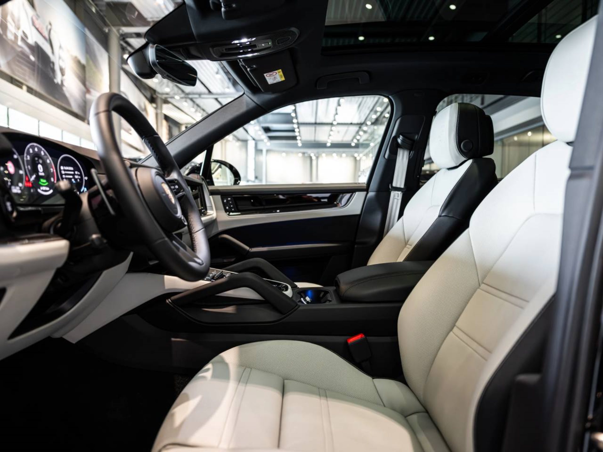 PORSCHE Cayenne S E-Hybrid-showroom-element-3