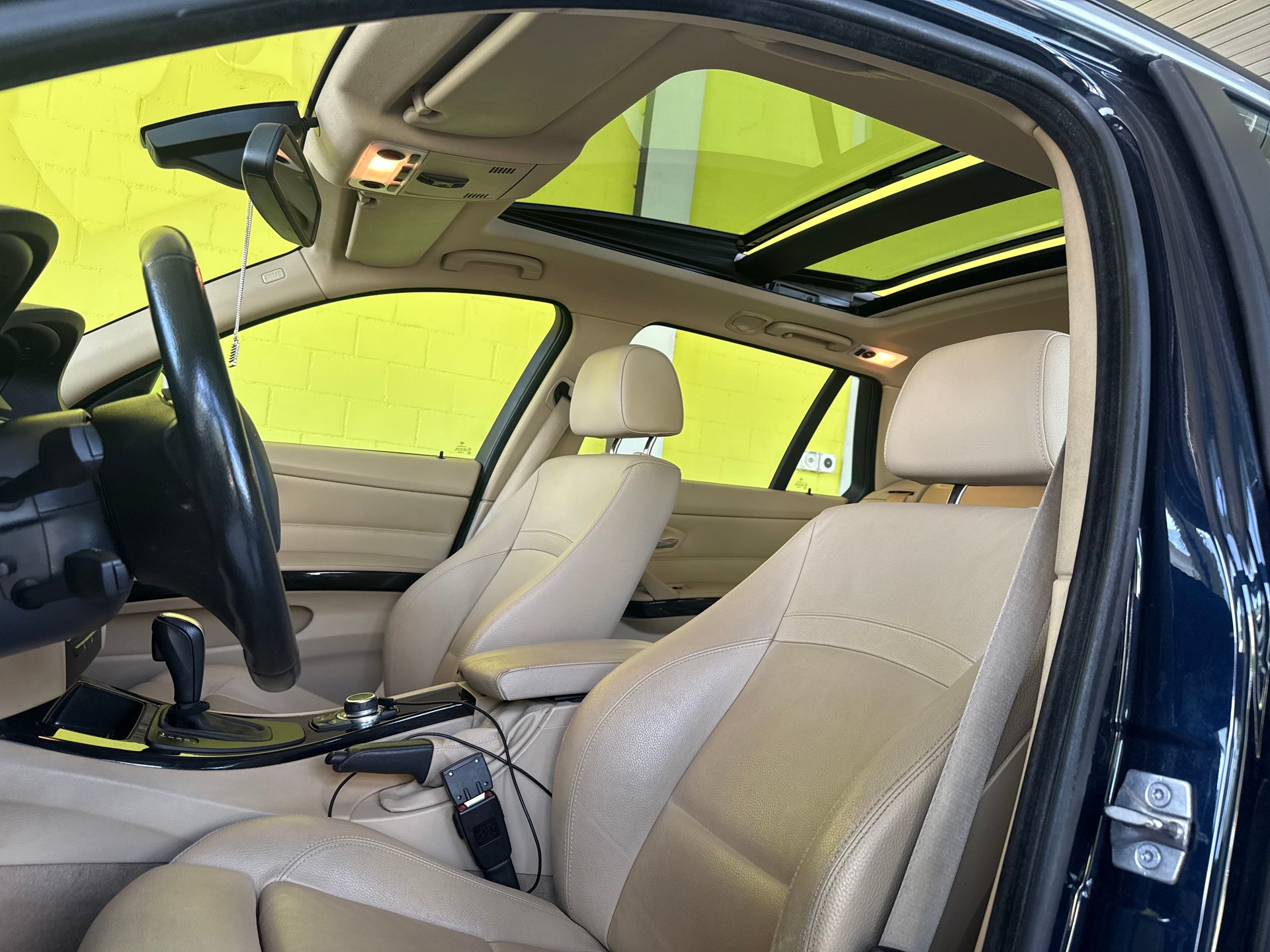 BMW 325i xDrive Touring Steptronic-image-16