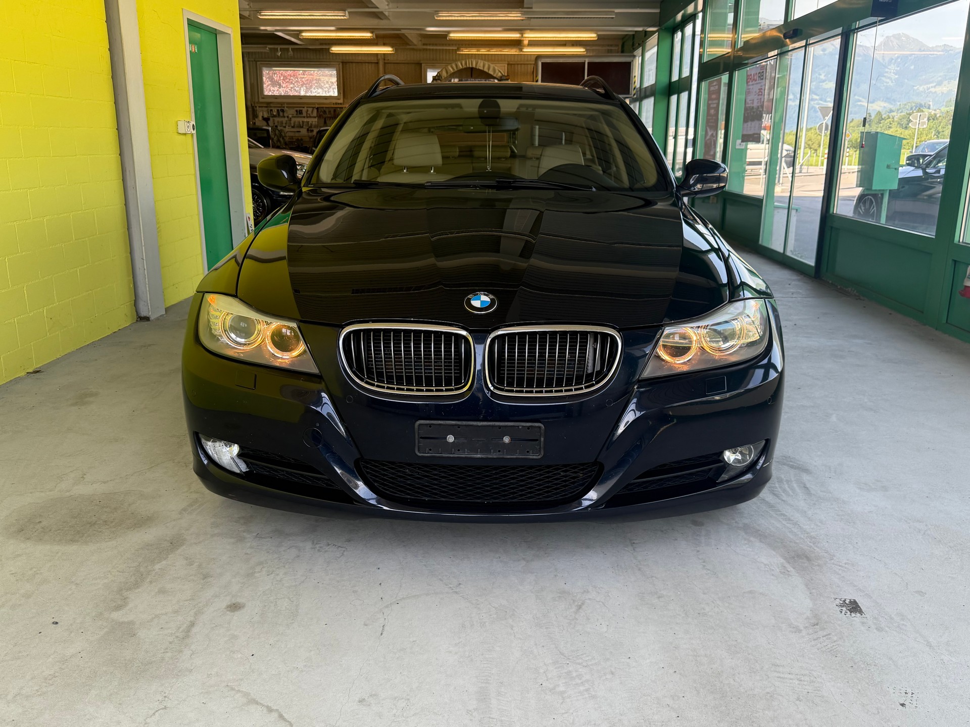 BMW 325i xDrive Touring Steptronic-image-1