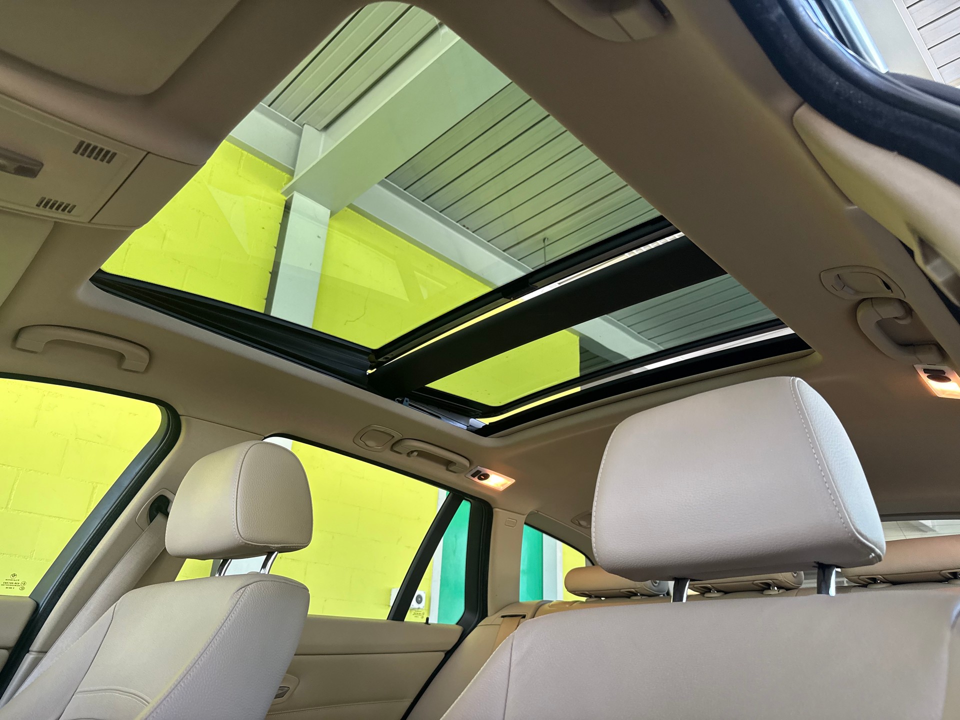 BMW 325i xDrive Touring Steptronic-image-17