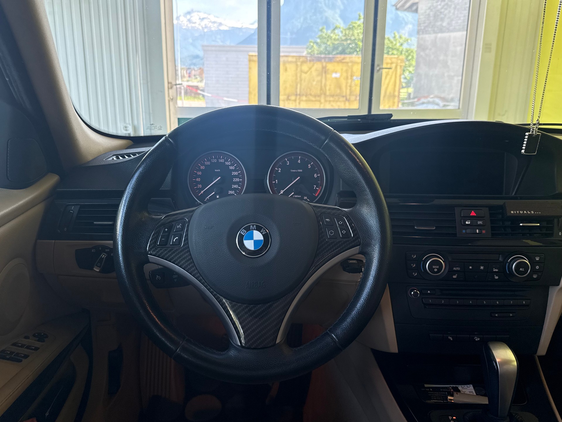 BMW 325i xDrive Touring Steptronic-image-15