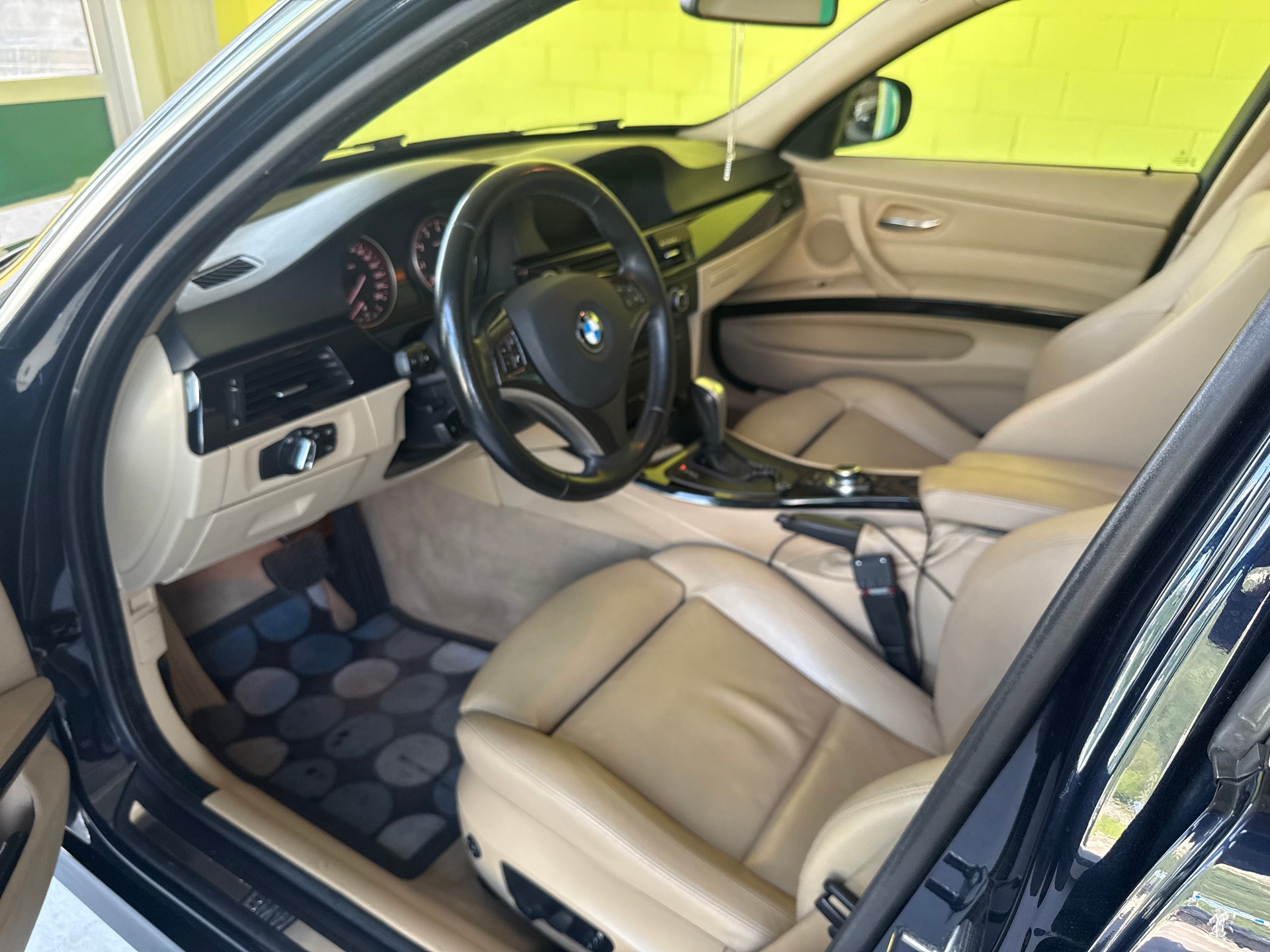 BMW 325i xDrive Touring Steptronic-image-12