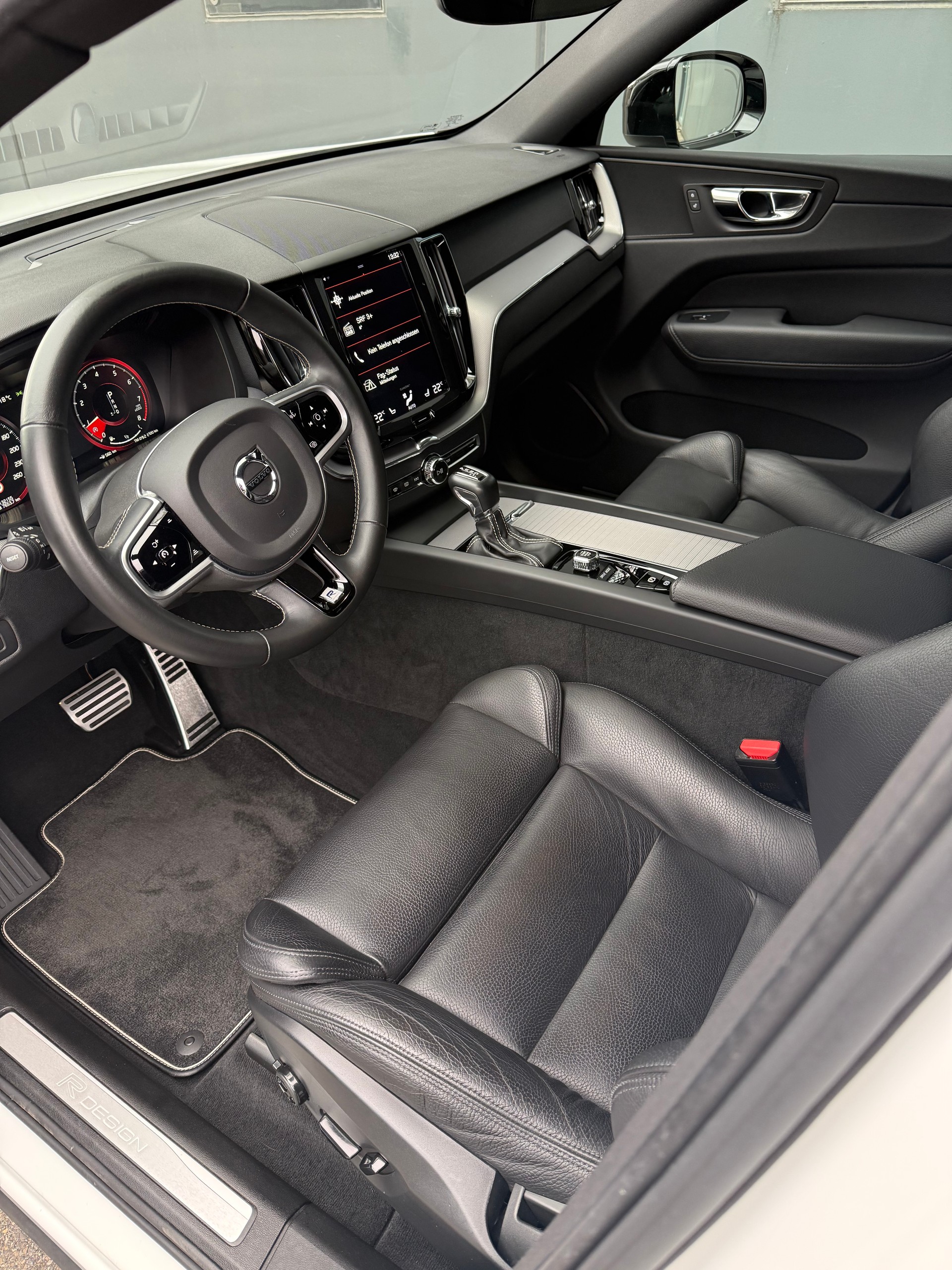 VOLVO 2.0 T5 R-Design AWD-image-4