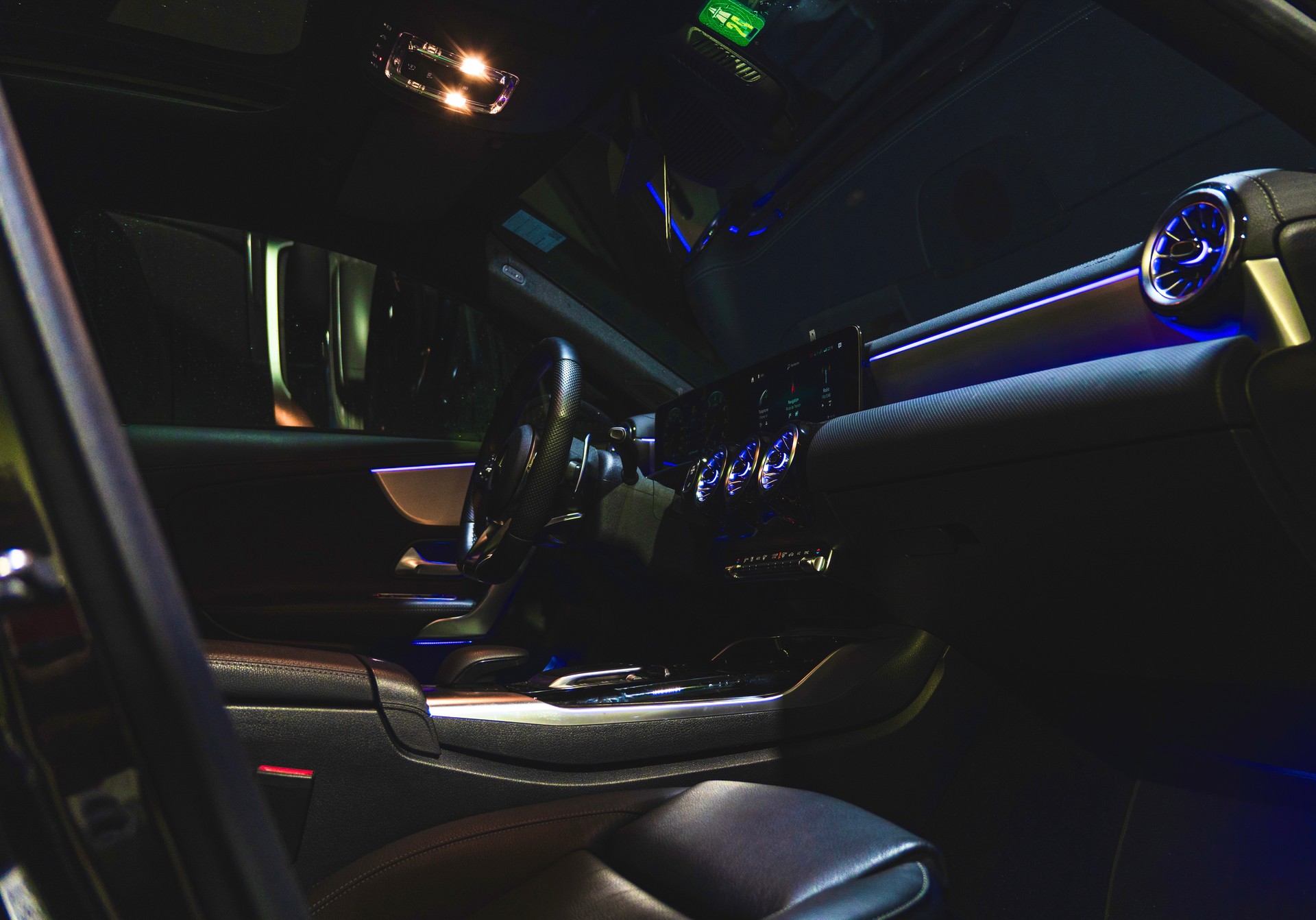 MERCEDES-BENZ A 35 AMG-image-4