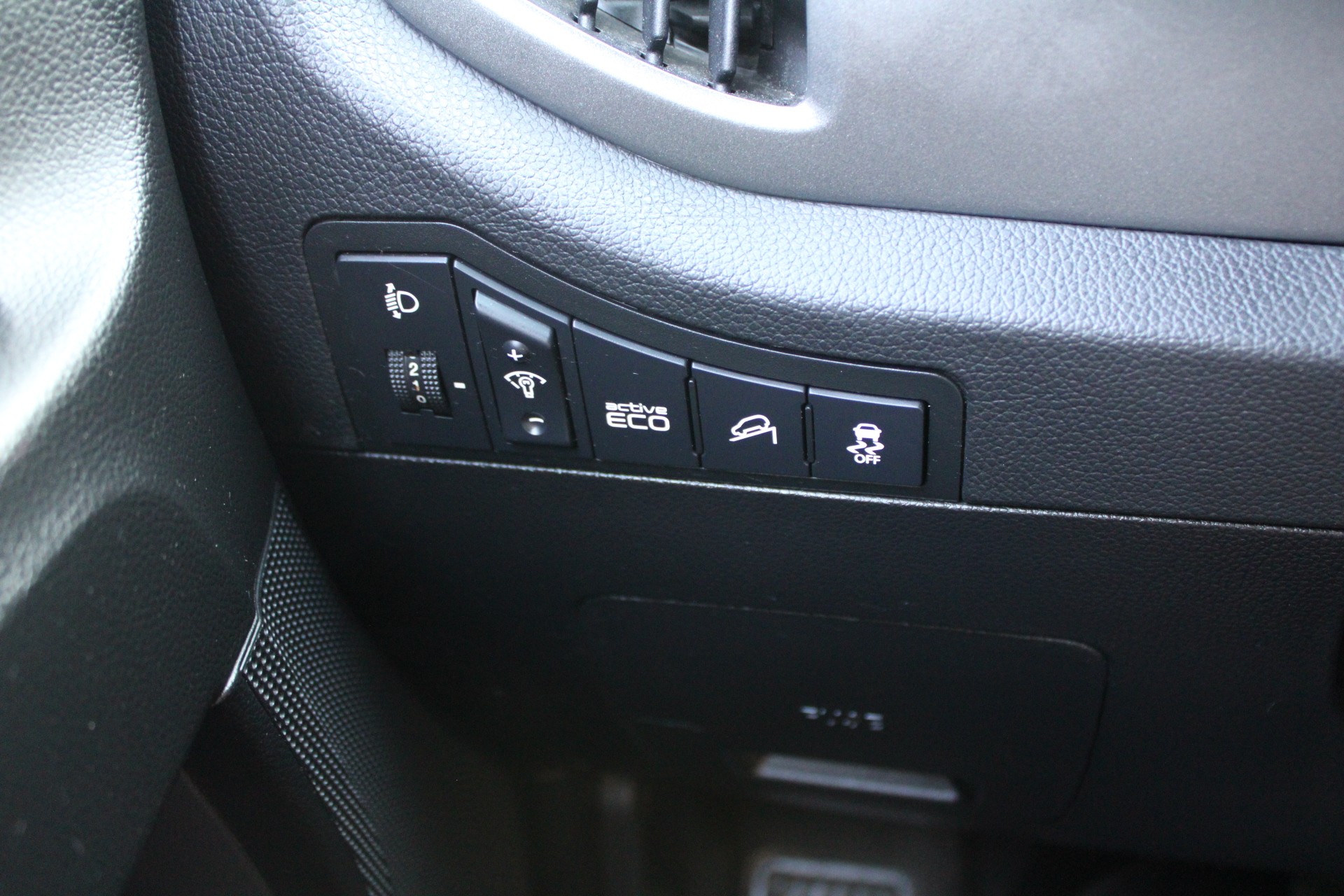 KIA Sportage 2.0 CRDi Style 4WD Automatic-image-9