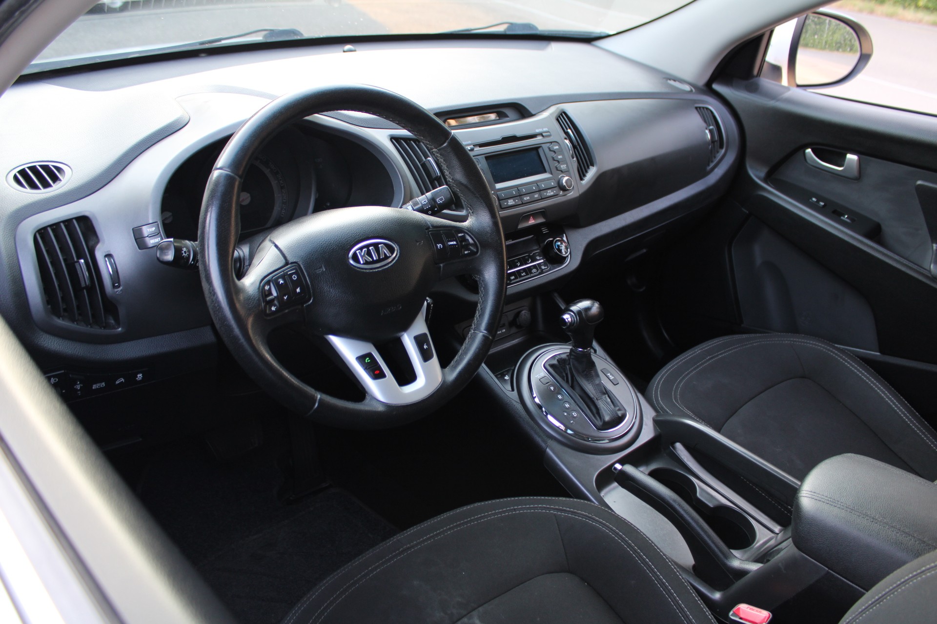 KIA Sportage 2.0 CRDi Style 4WD Automatic-image-4