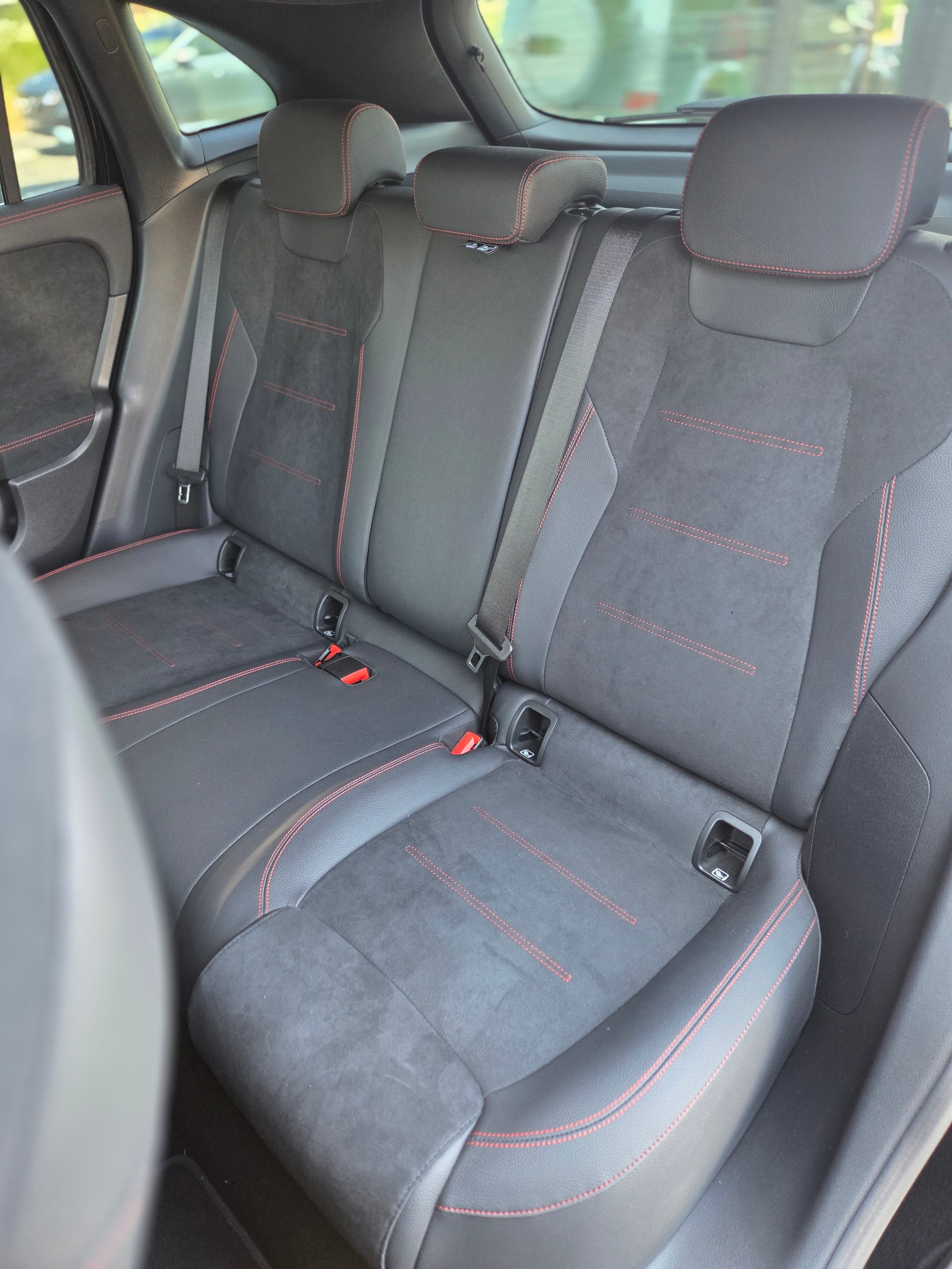 MERCEDES-BENZ GLA 200d AMG Line 8G-DCT-image-13