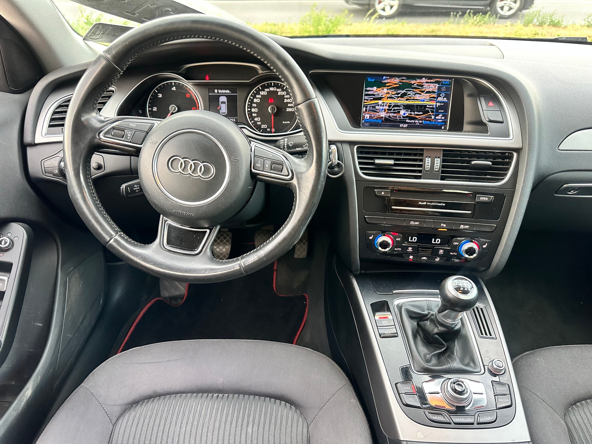 AUDI A4 Avant 2.0 TDI quattro-image-11
