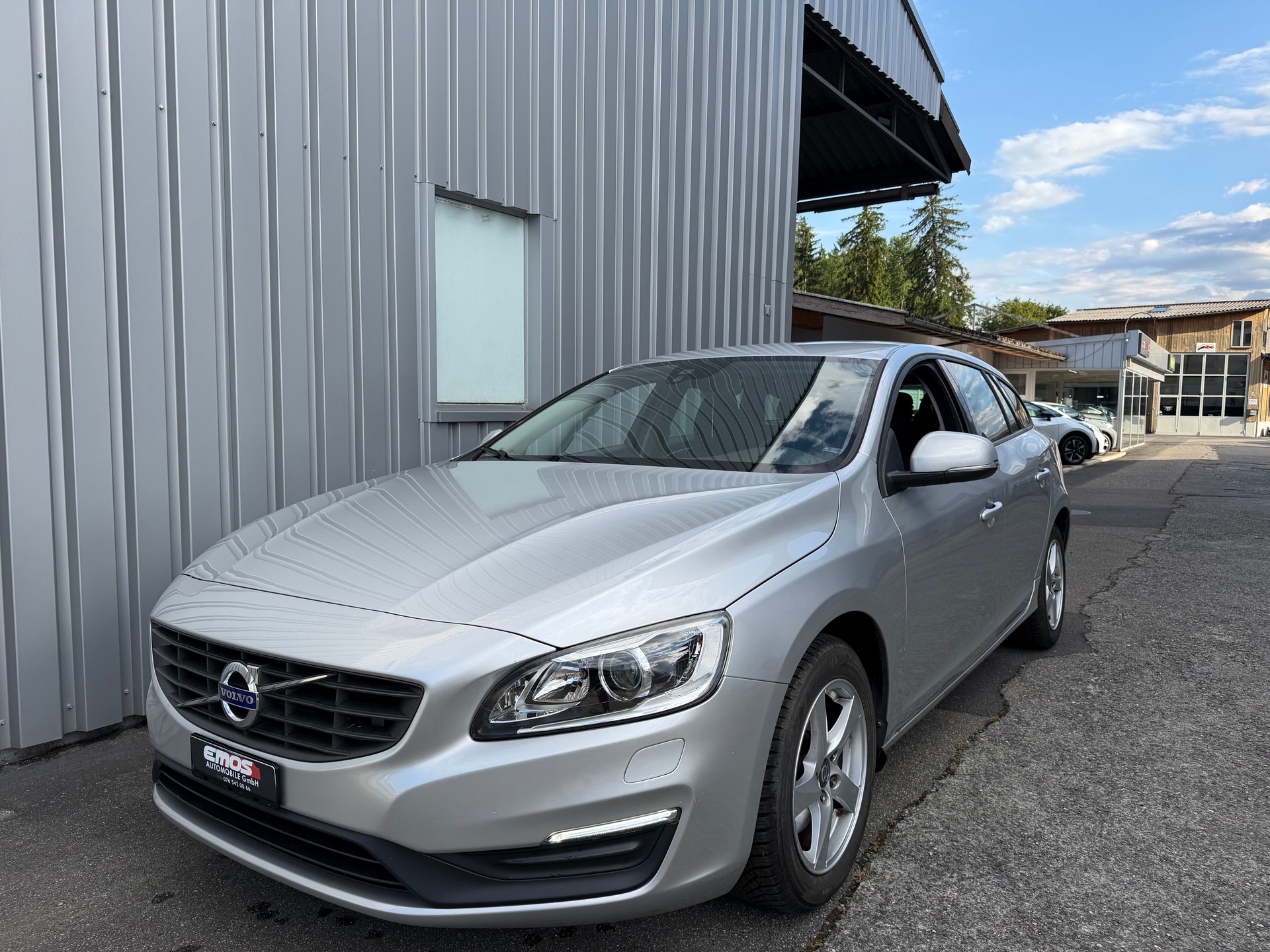 VOLVO V60 D2 Momentum Geartronic ** Frisch MFK**-image-0