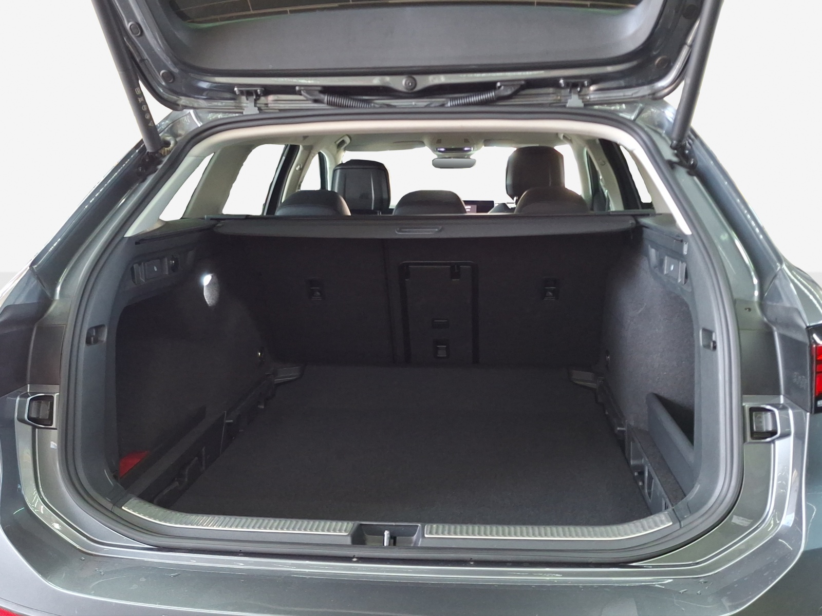 VW Passat Variant 2.0 TDI evo Business 4 Motion DSG-image-12