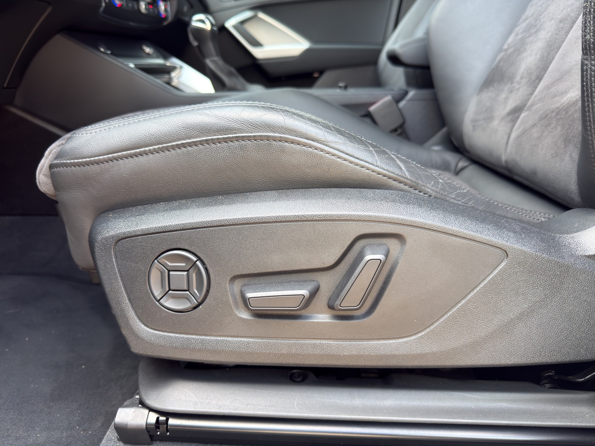 AUDI Q3 40 TFSI advanced quattro S-tronic-image-10