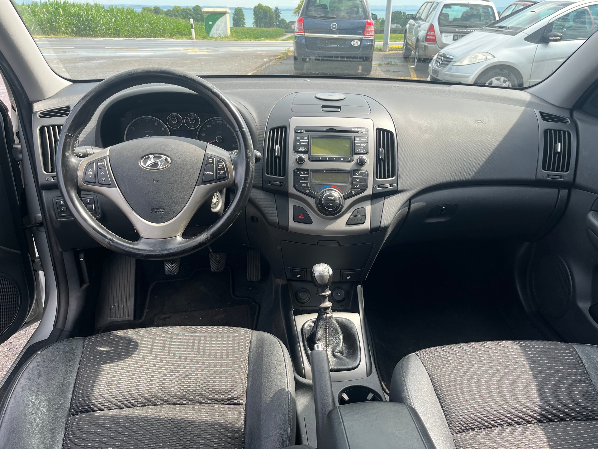 HYUNDAI i30 2.0 Premium-image-8