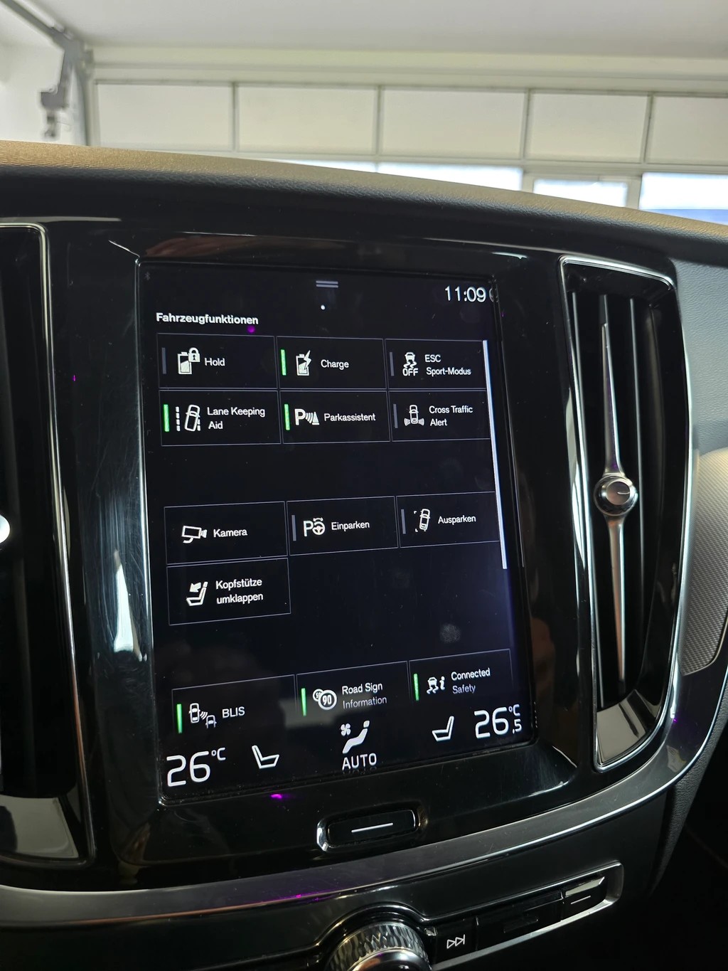 VOLVO V60 T8 eAWD Twin Engine R-Design Geartronic-image-14