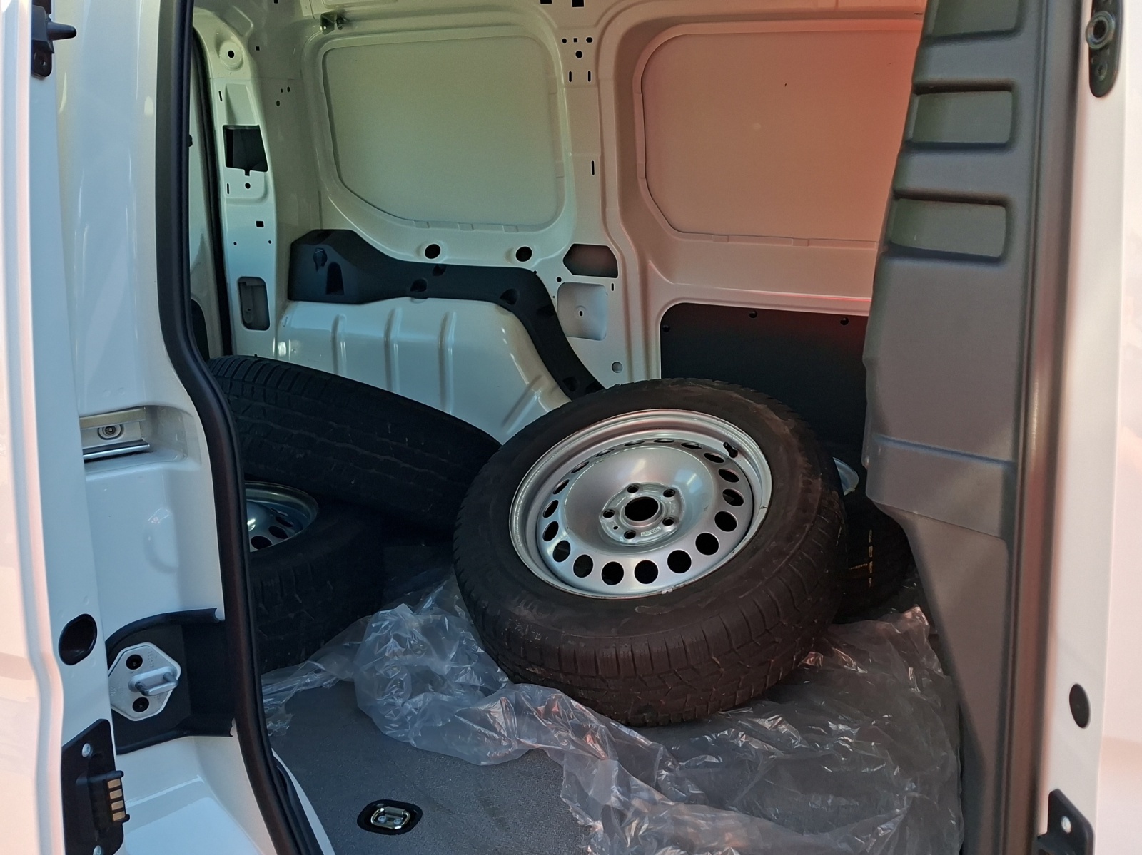 VW Caddy Cargo 2.0TDI 4Motion-image-11