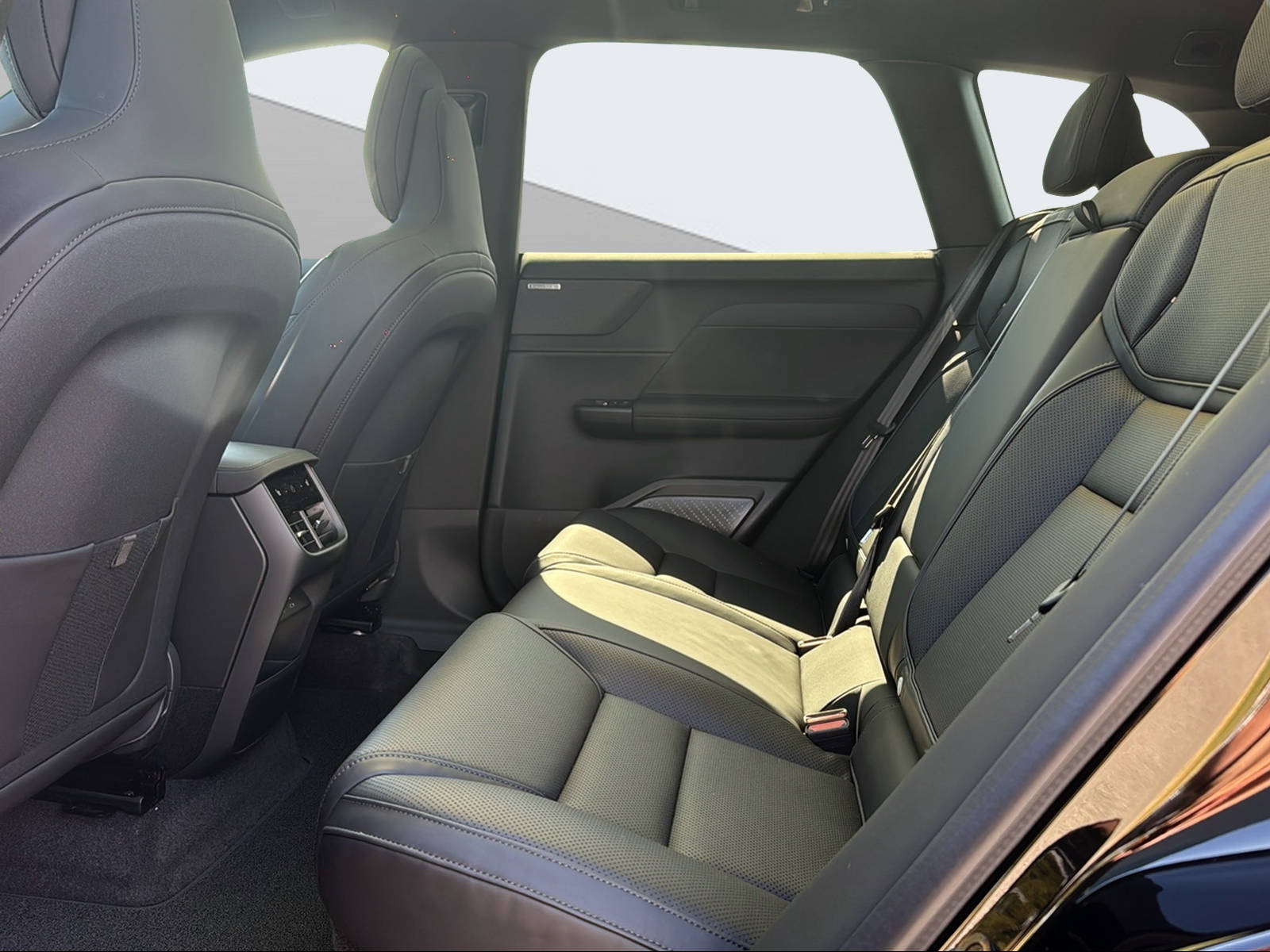 VOLVO EX60 P10 AWD Ultra-image-13