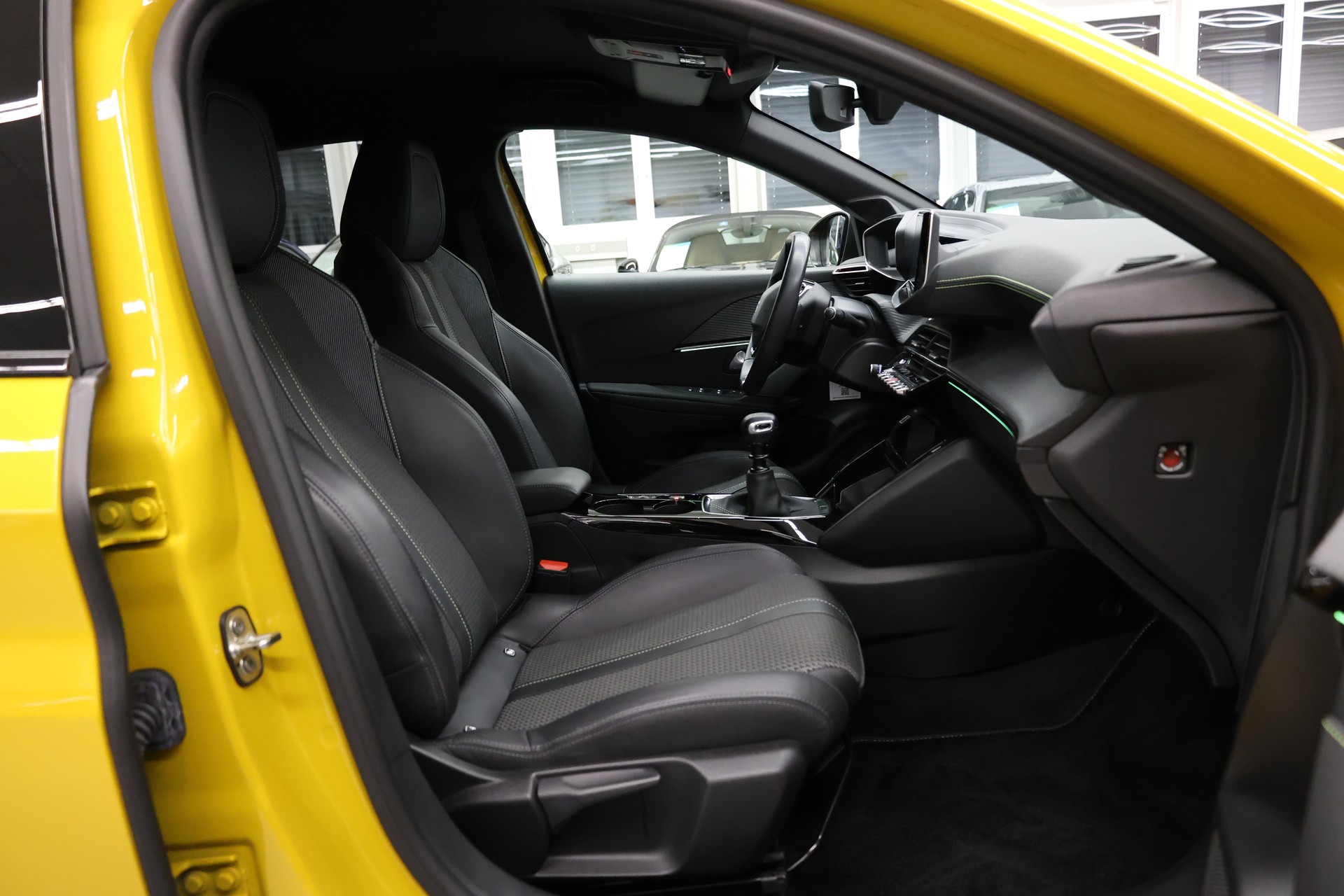 PEUGEOT 208 1.2 PureTech 100 GT Line-image-18
