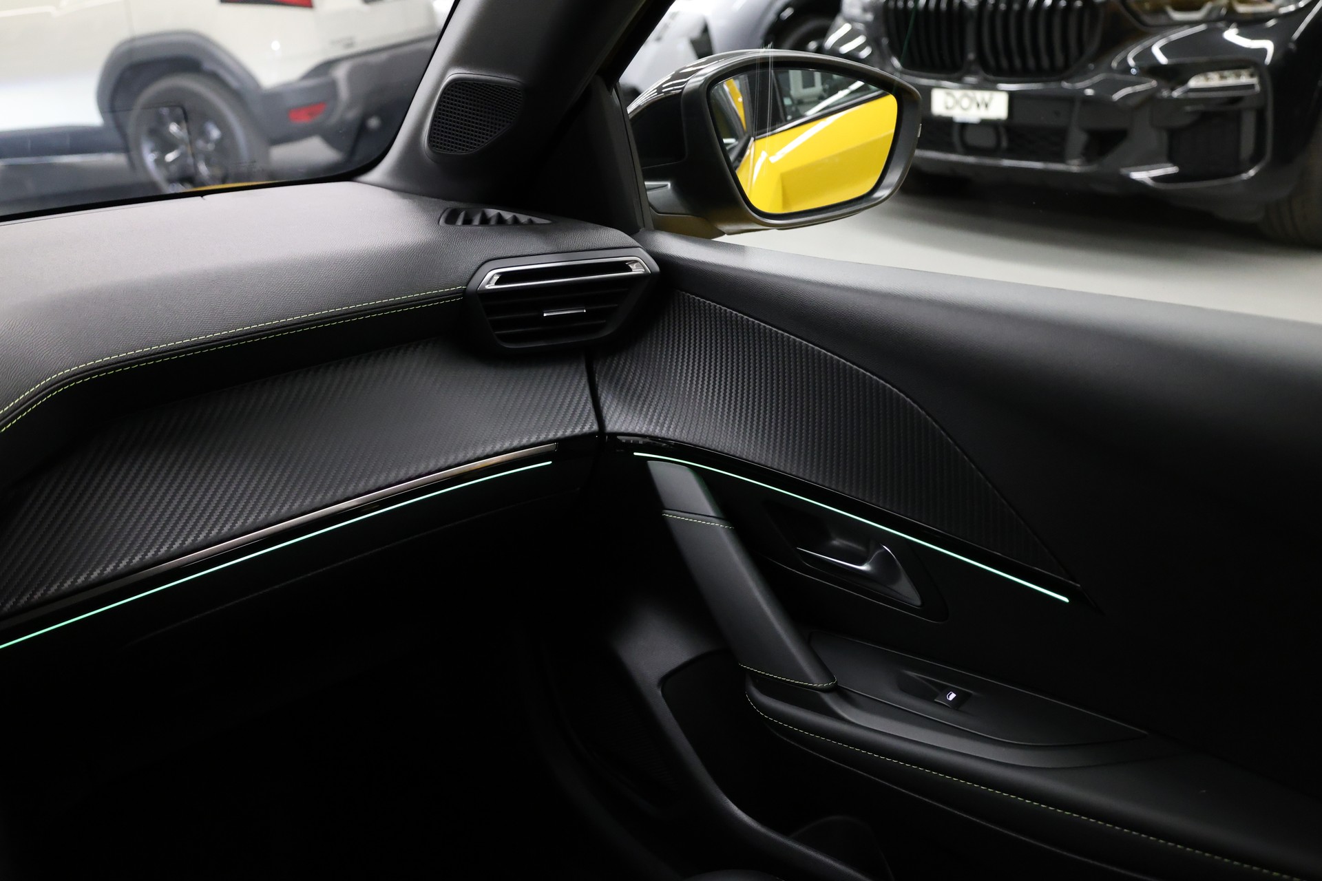PEUGEOT 208 1.2 PureTech 100 GT Line-image-25