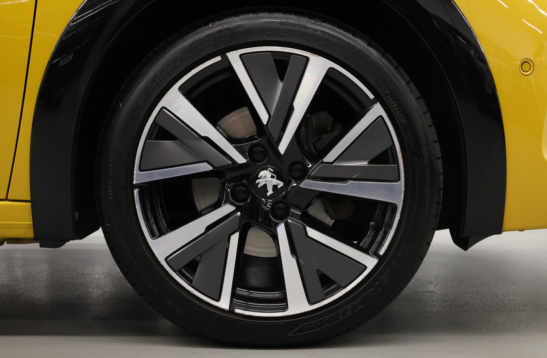 PEUGEOT 208 1.2 PureTech 100 GT Line-image-14
