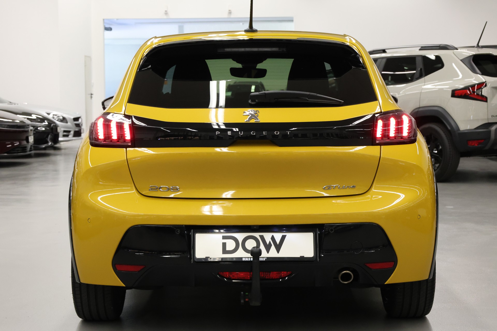 PEUGEOT 208 1.2 PureTech 100 GT Line-image-9