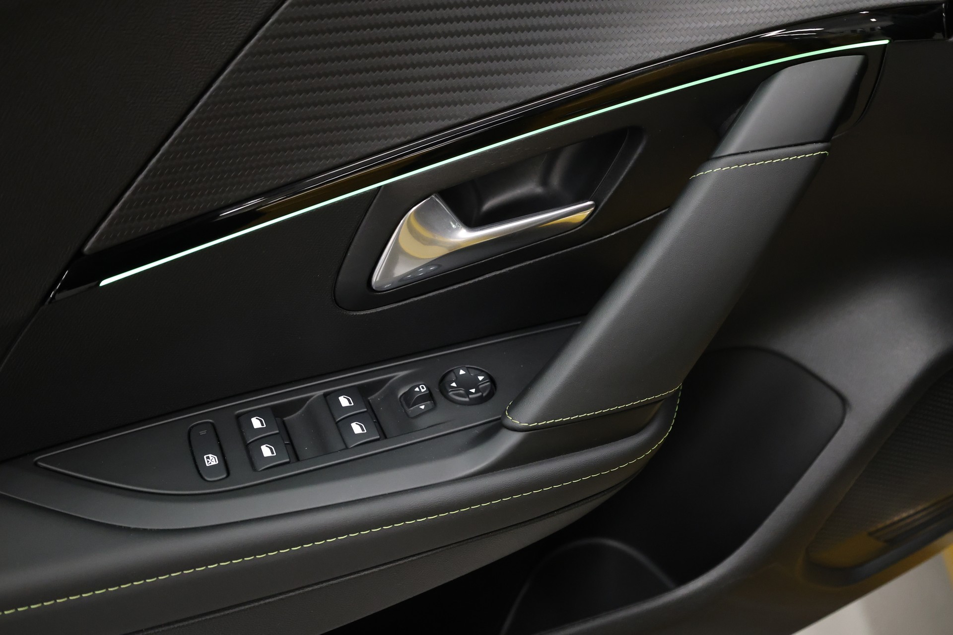 PEUGEOT 208 1.2 PureTech 100 GT Line-image-17