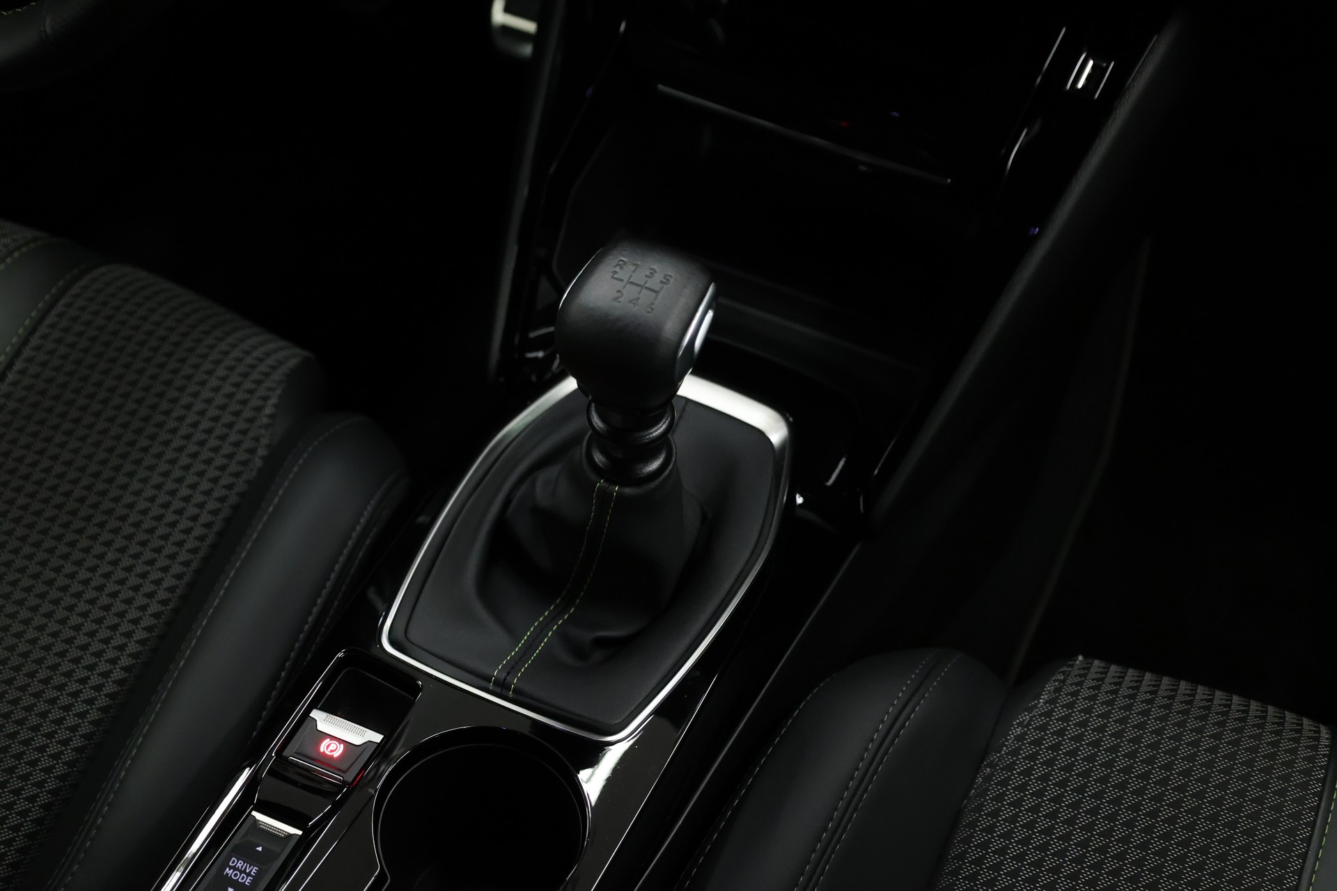 PEUGEOT 208 1.2 PureTech 100 GT Line-image-24