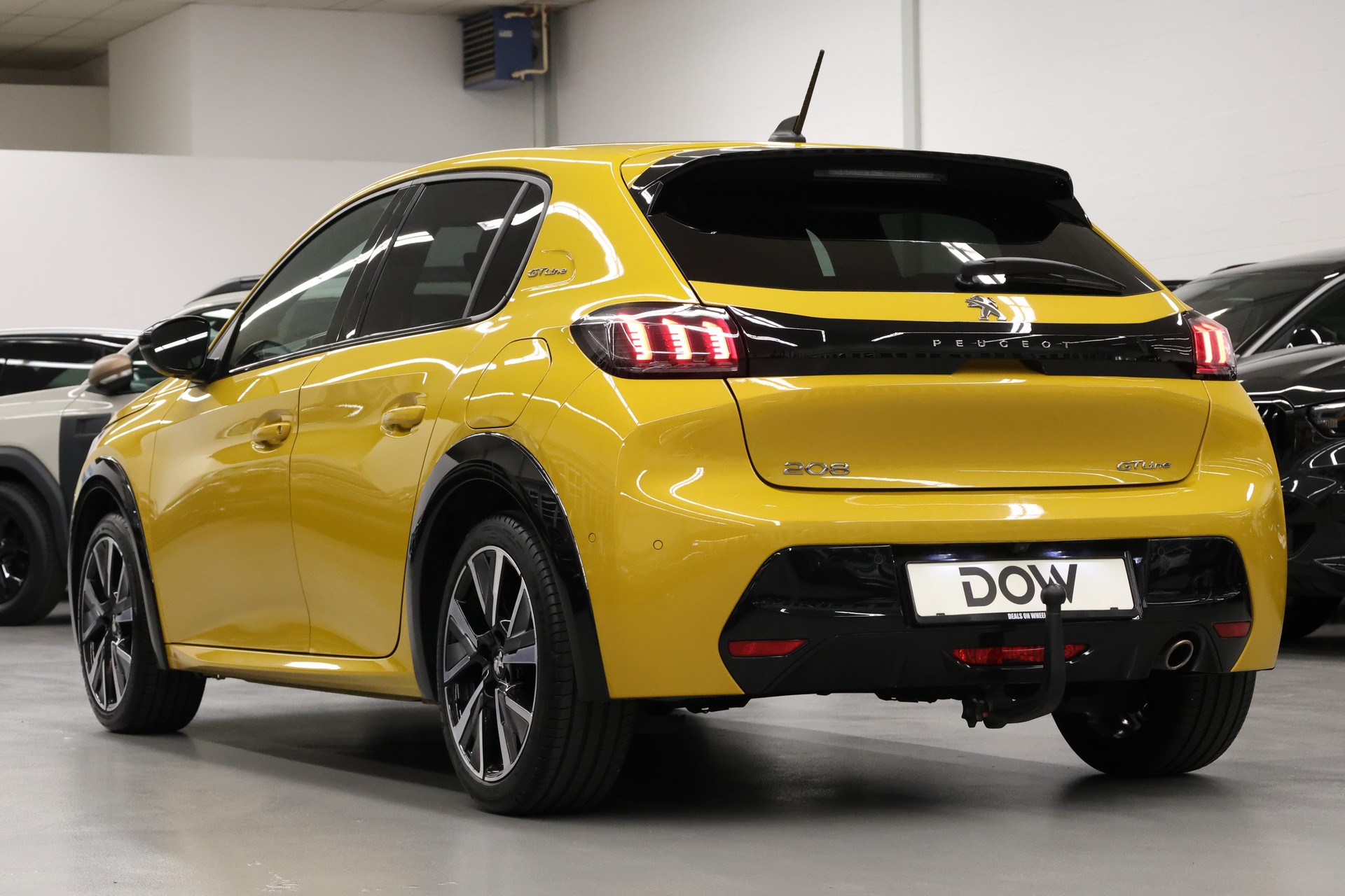 PEUGEOT 208 1.2 PureTech 100 GT Line-image-8
