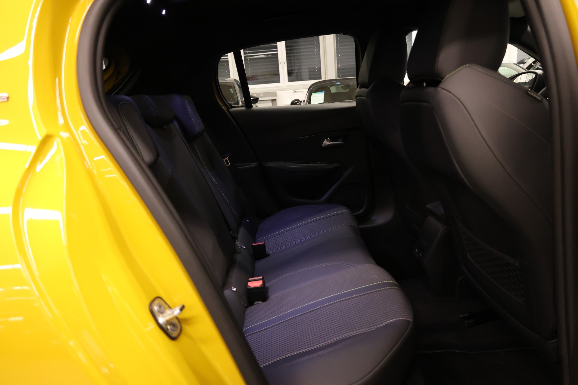 PEUGEOT 208 1.2 PureTech 100 GT Line-image-28