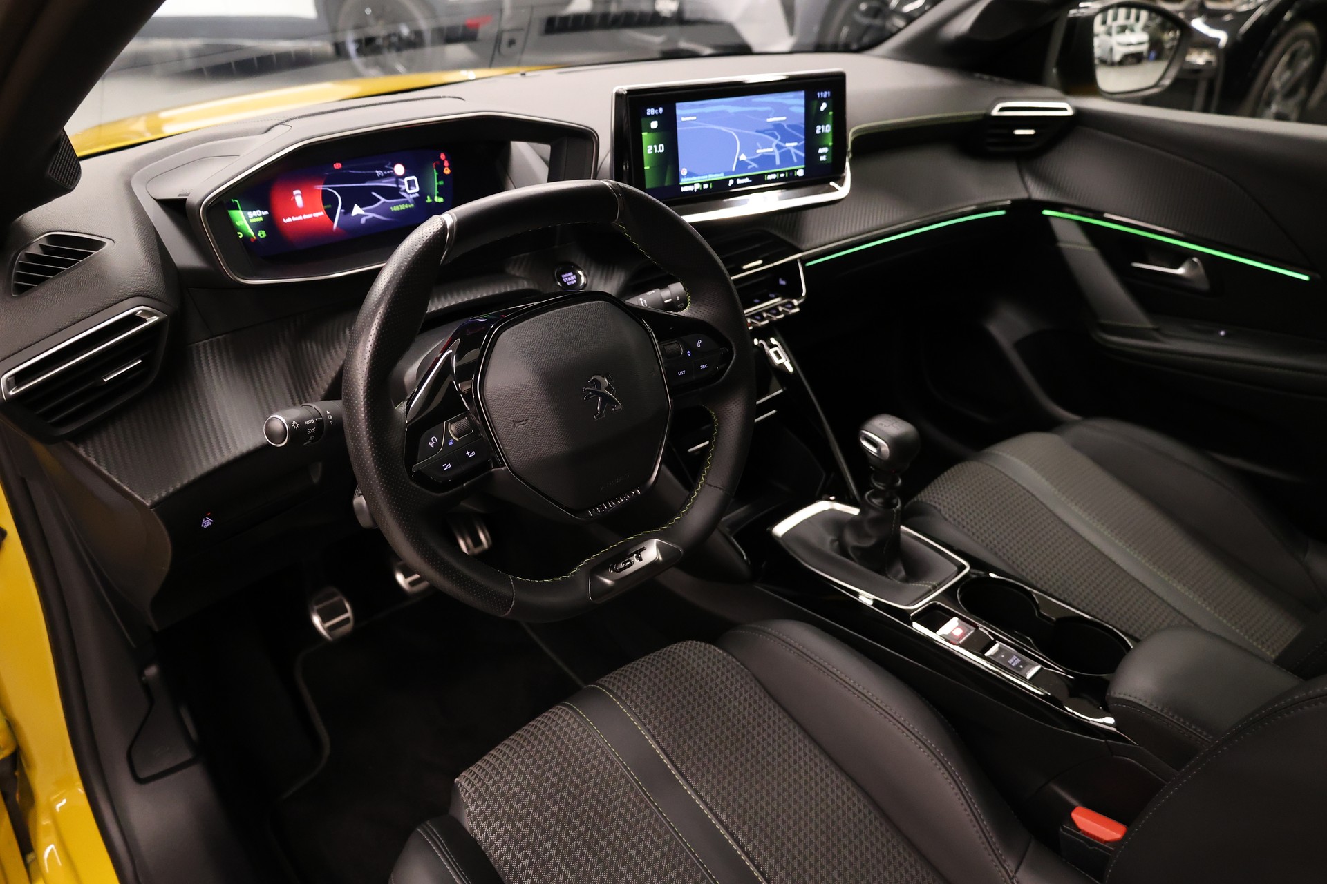 PEUGEOT 208 1.2 PureTech 100 GT Line-image-19