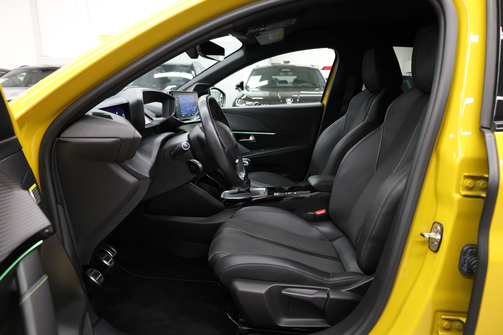 PEUGEOT 208 1.2 PureTech 100 GT Line-image-16