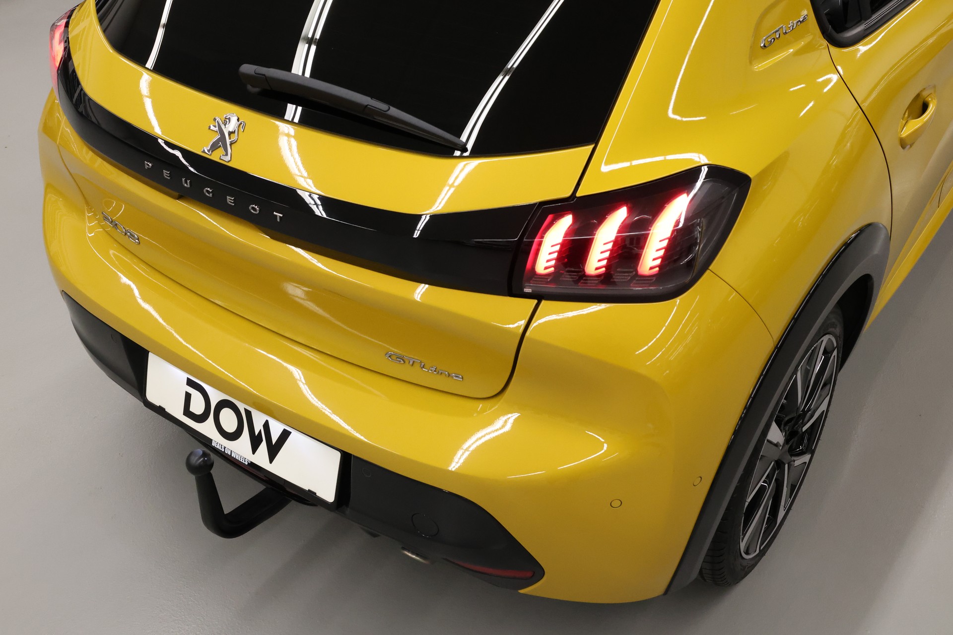PEUGEOT 208 1.2 PureTech 100 GT Line-image-10