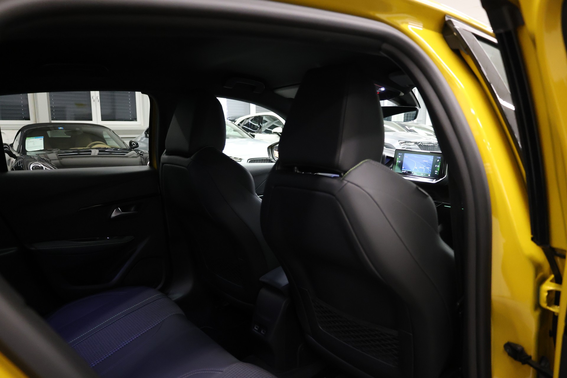 PEUGEOT 208 1.2 PureTech 100 GT Line-image-27