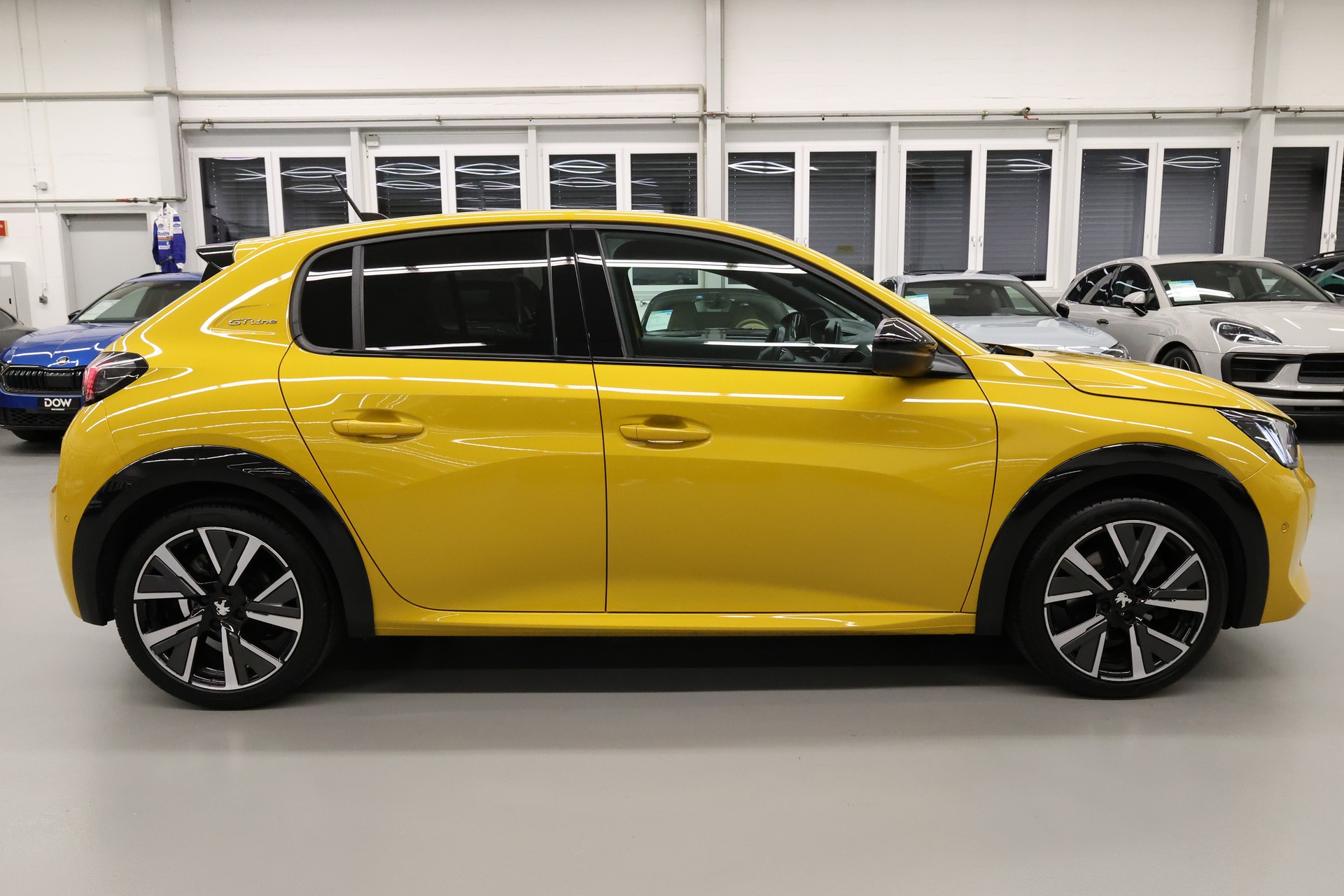 PEUGEOT 208 1.2 PureTech 100 GT Line-image-12