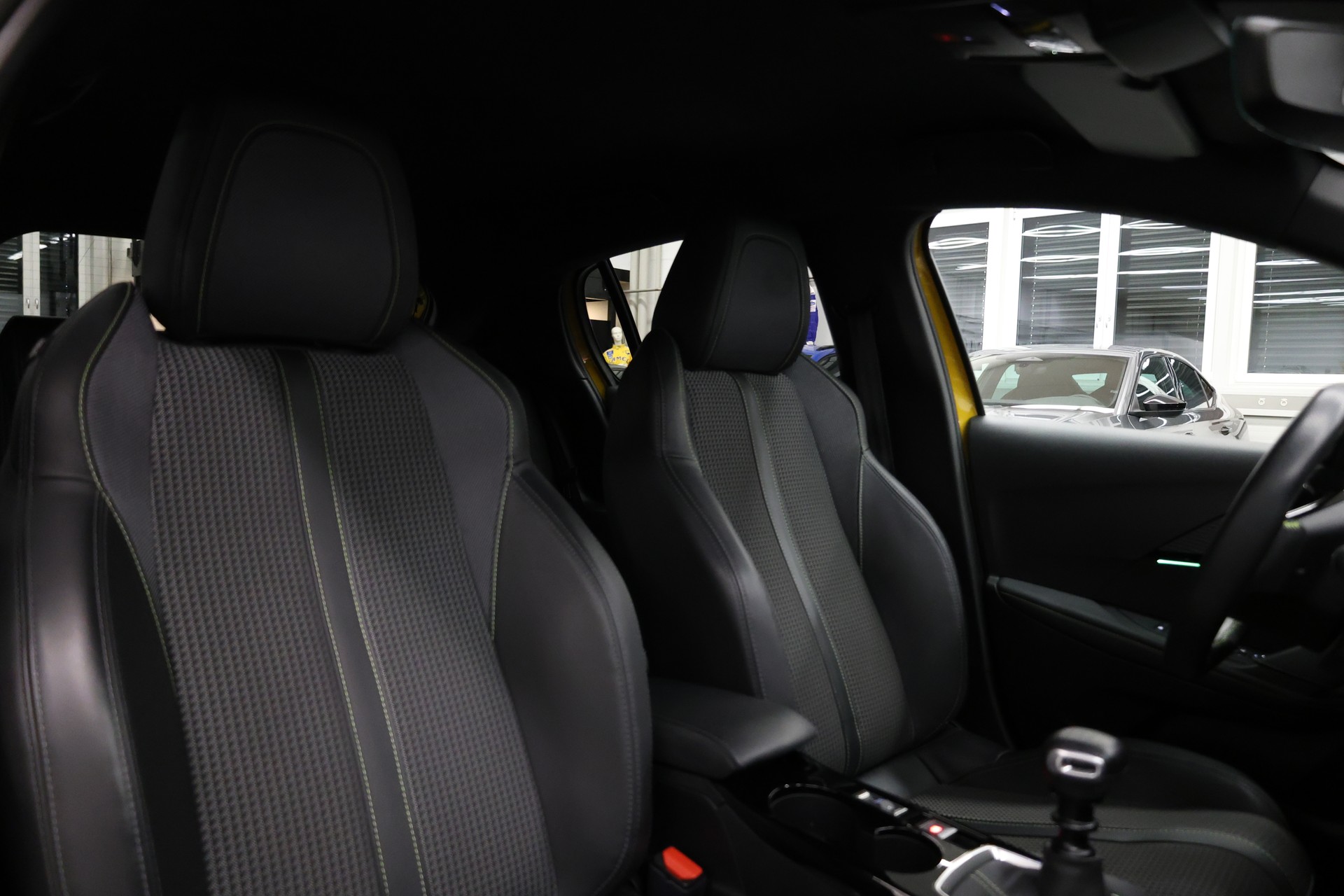 PEUGEOT 208 1.2 PureTech 100 GT Line-image-21