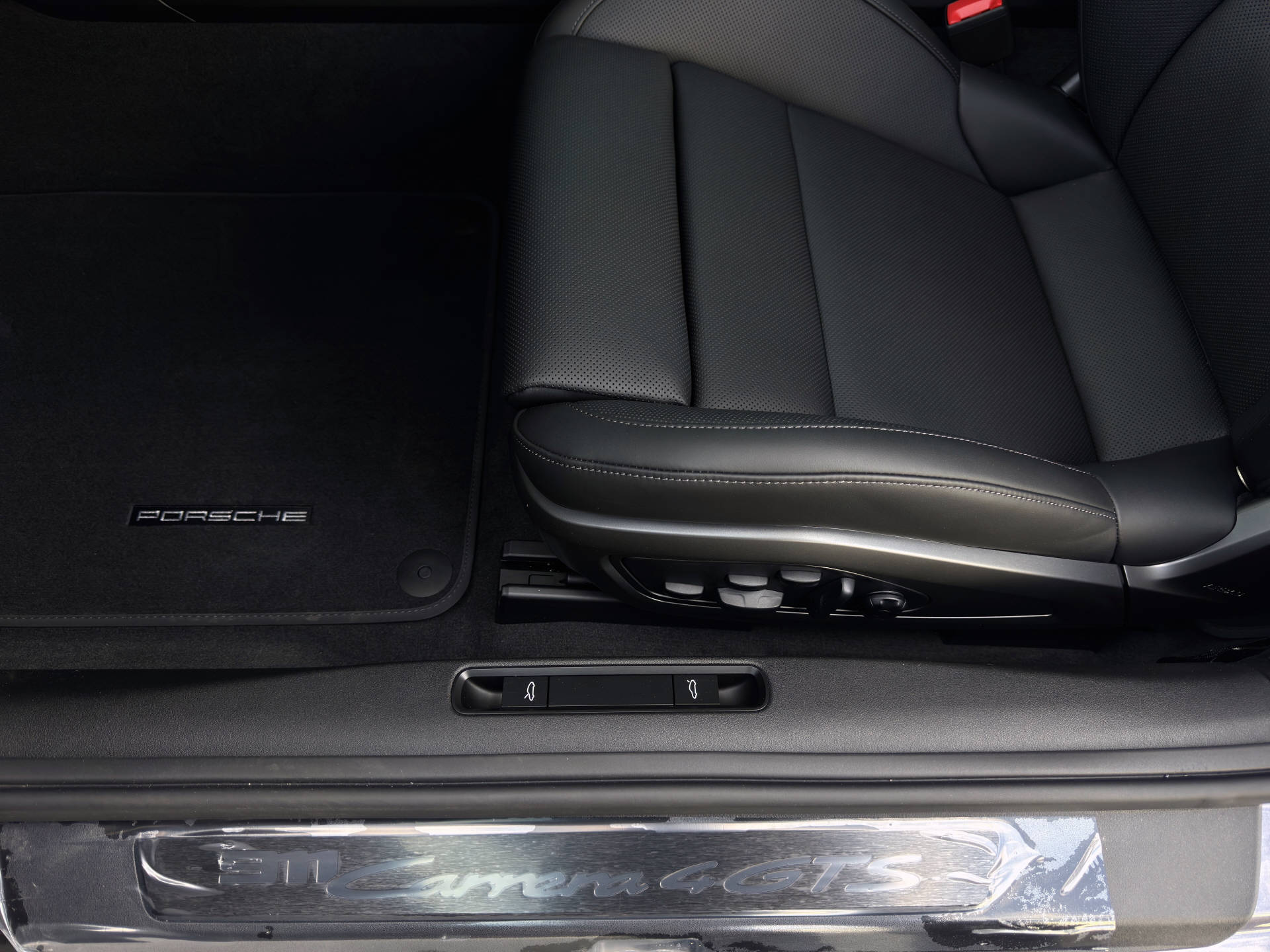 PORSCHE 911 Carrera 4 GTS-image-7