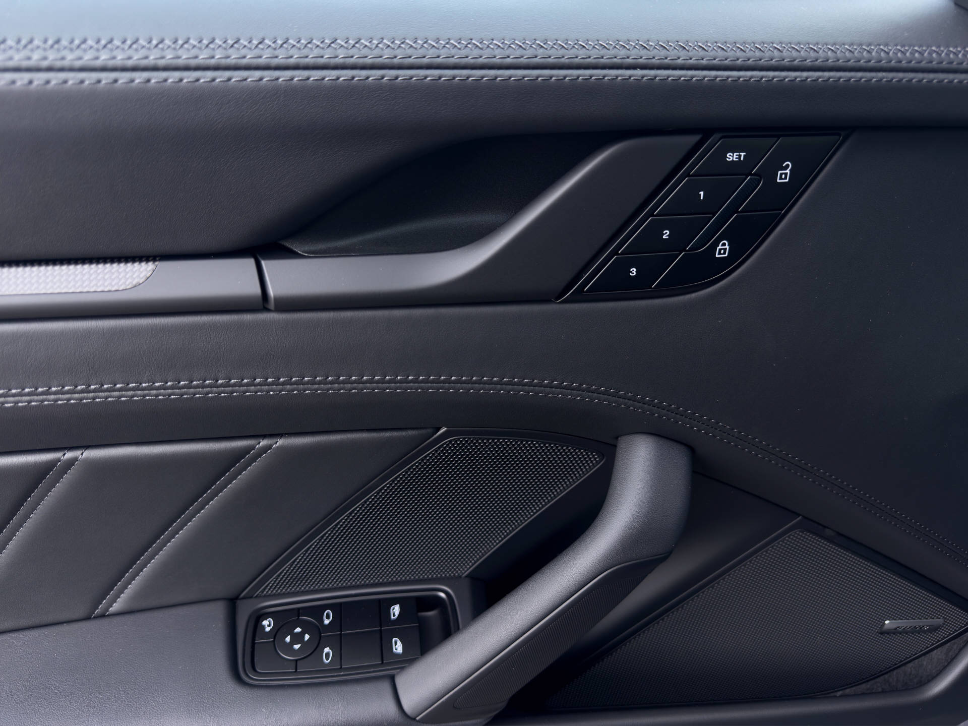 PORSCHE 911 Carrera 4 GTS-image-11