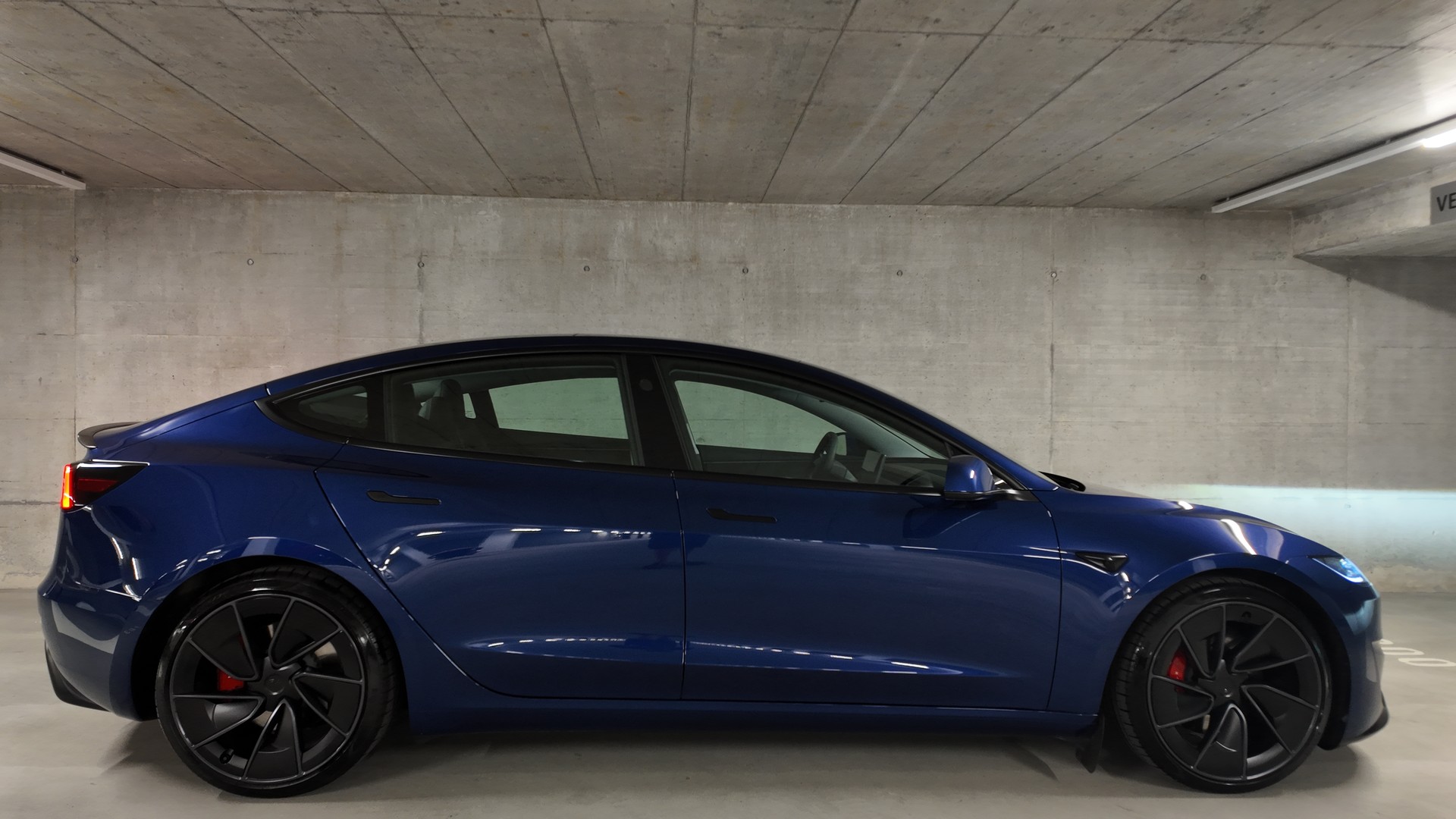 TESLA Model 3 Dual Motor Performance AWD-showroom-element-3