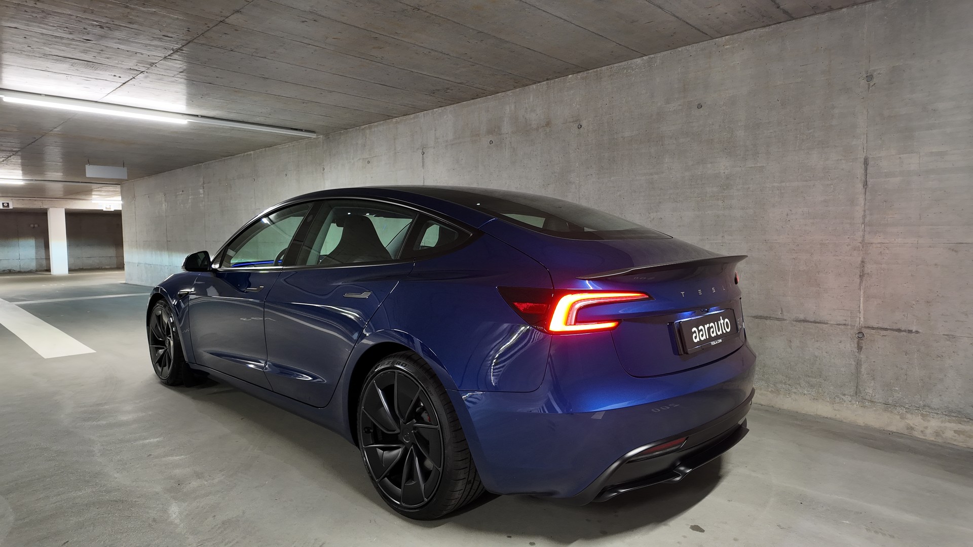 TESLA Model 3 Dual Motor Performance AWD-showroom-element-1