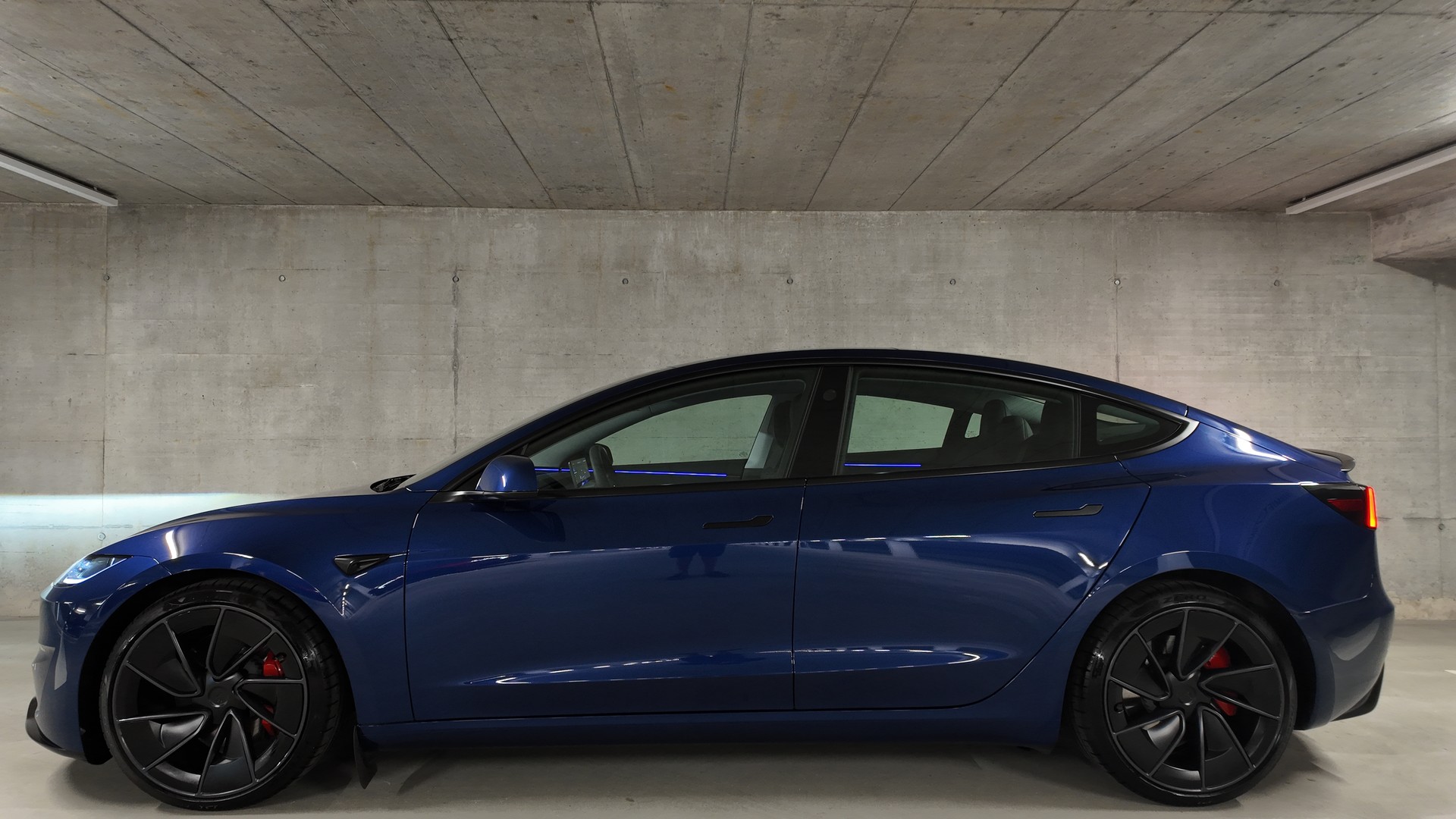 TESLA Model 3 Dual Motor Performance AWD-showroom-element-2