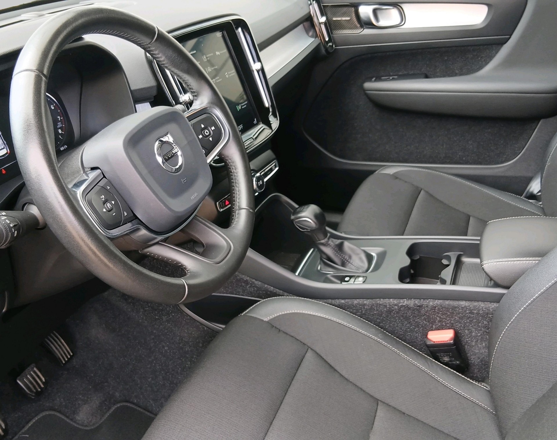 VOLVO XC40 1.5 T3 Momentum-image-2