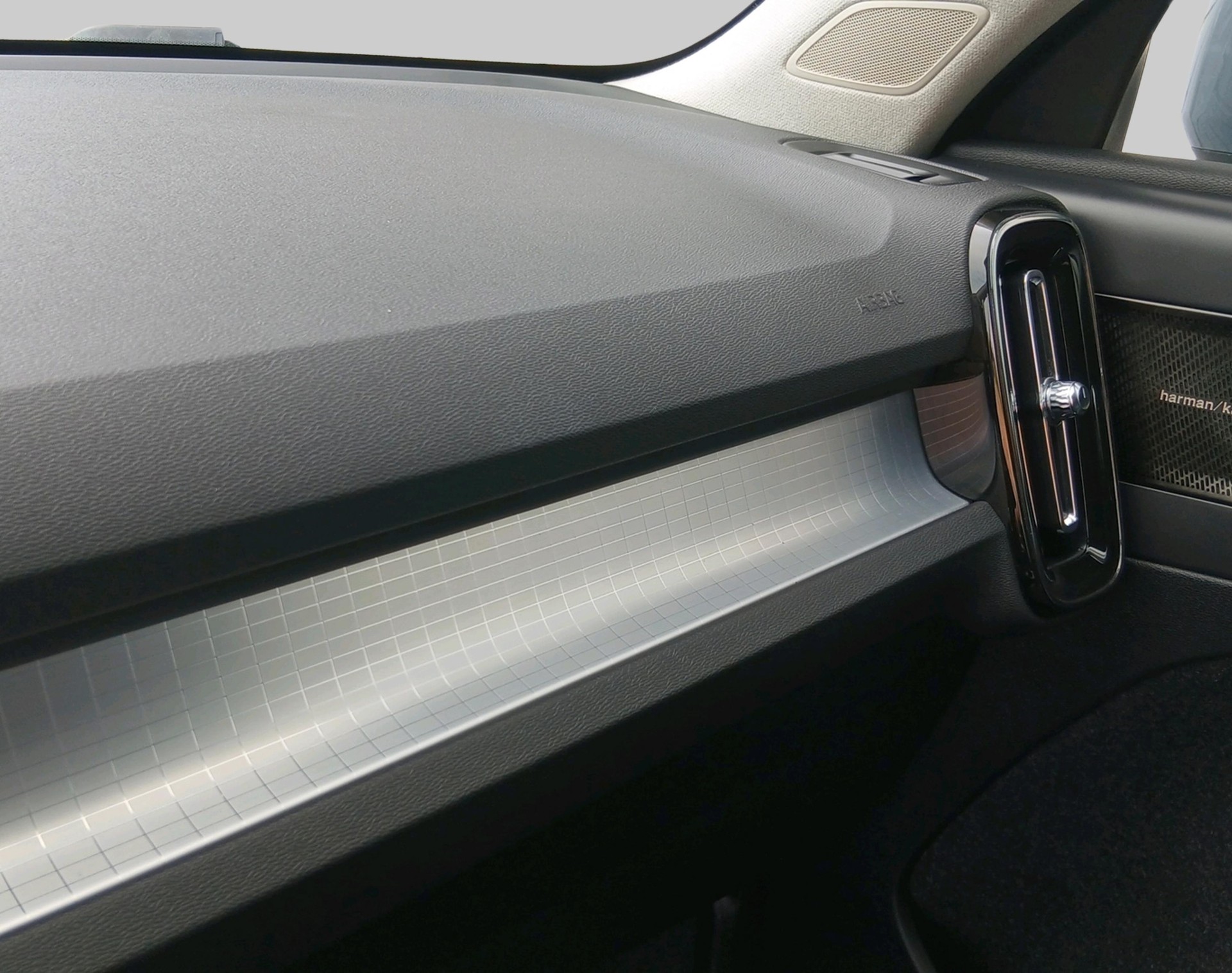 VOLVO XC40 1.5 T3 Momentum-image-16