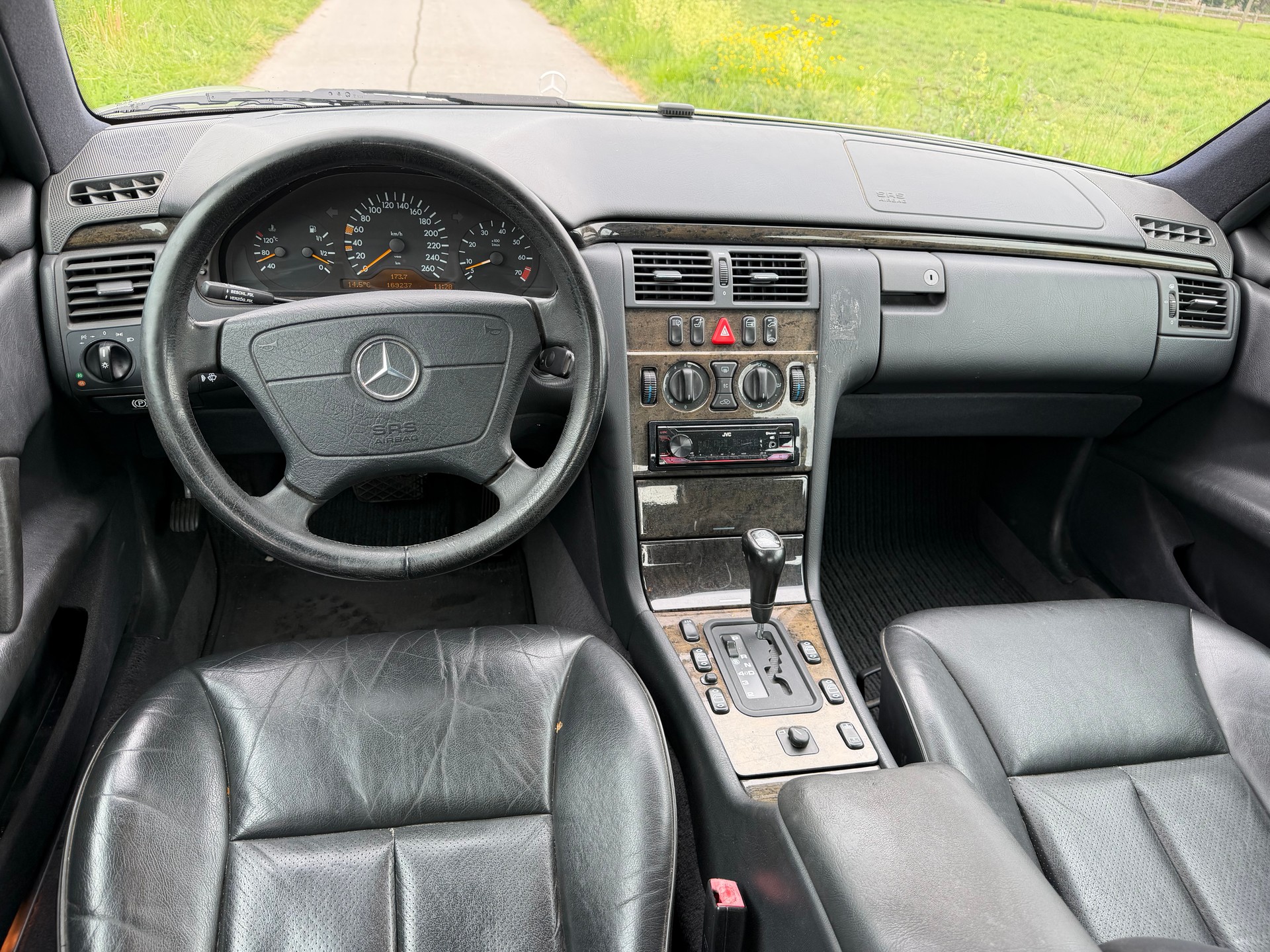 MERCEDES-BENZ E 320 Classic Automatic-image-6