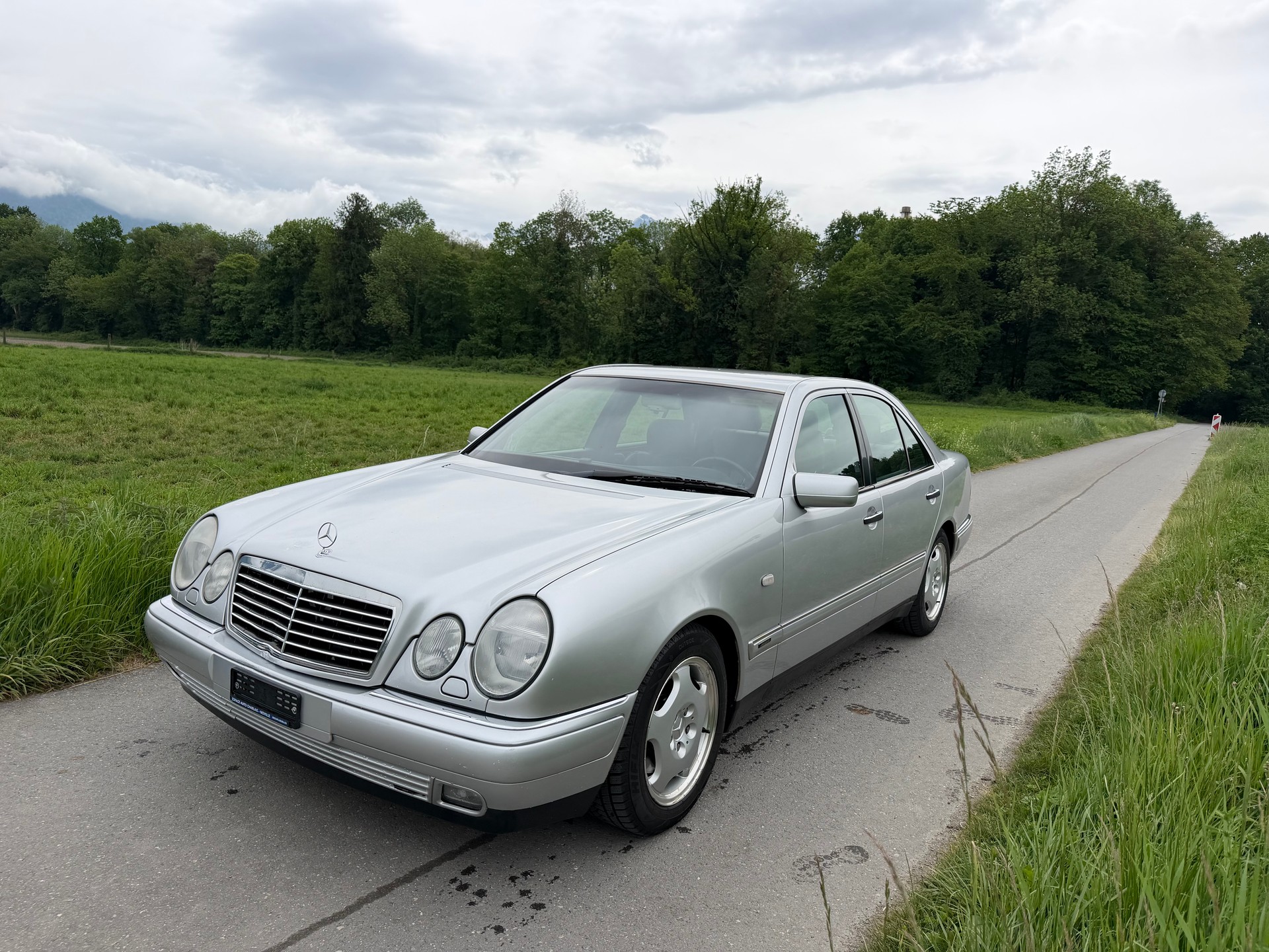 MERCEDES-BENZ E 320 Classic Automatic-image-0