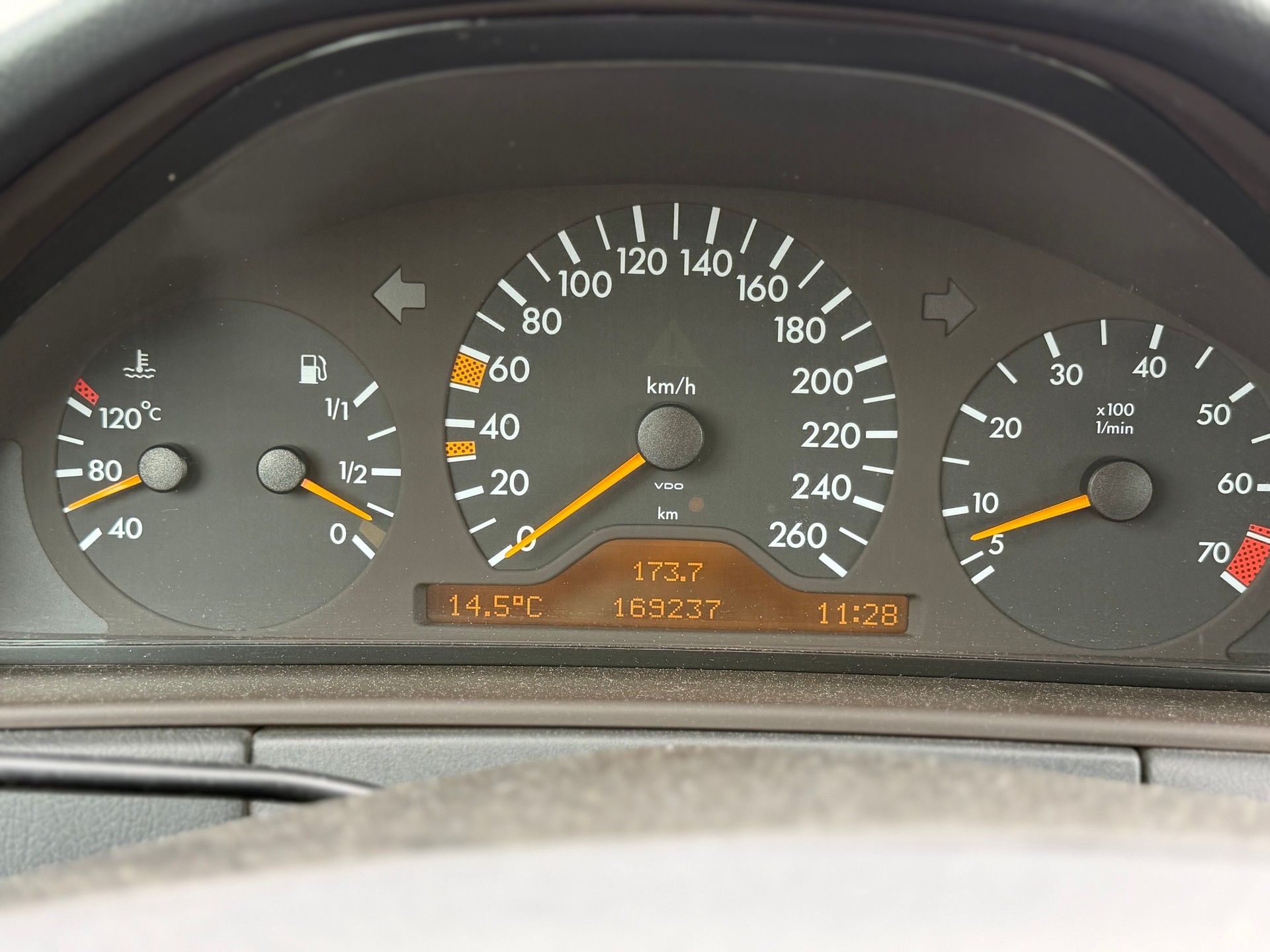 MERCEDES-BENZ E 320 Classic Automatic-image-9