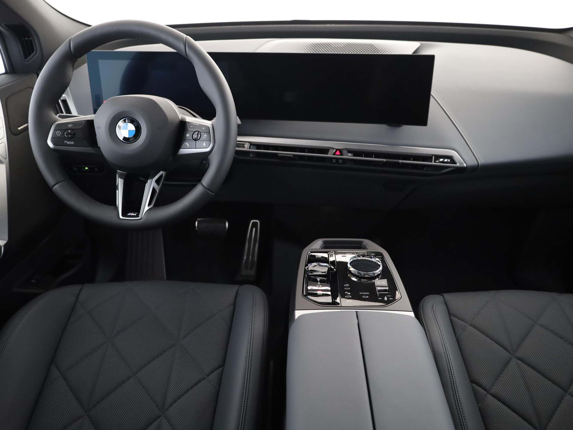 BMW iX xDrive60-image-4