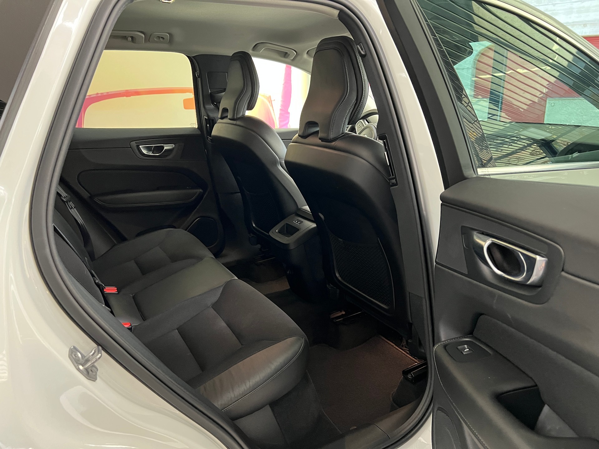 VOLVO XC60 B4 Diesel Mild Hybrid AWD Momentum Geartronic-image-7