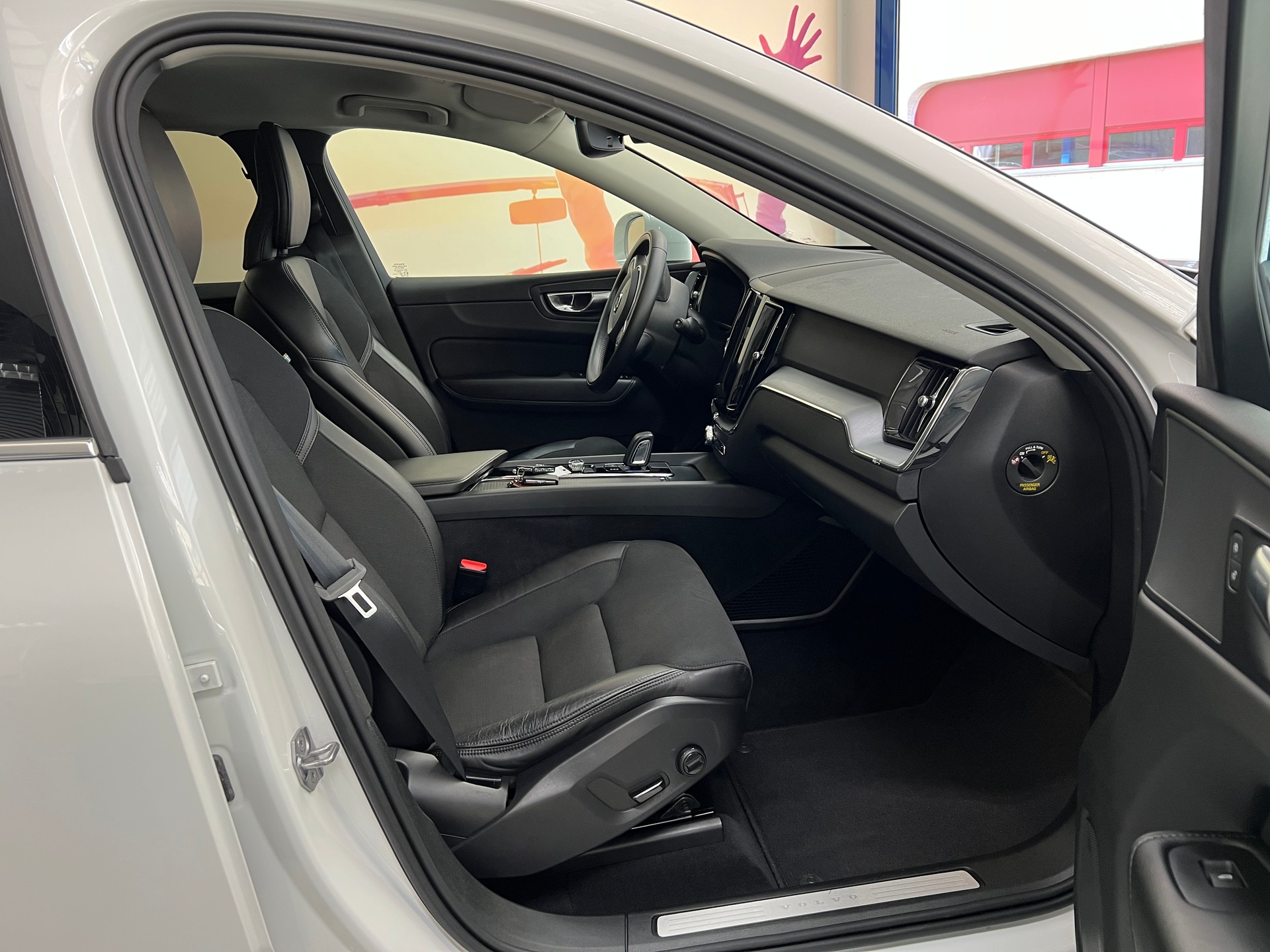 VOLVO XC60 B4 Diesel Mild Hybrid AWD Momentum Geartronic-image-8