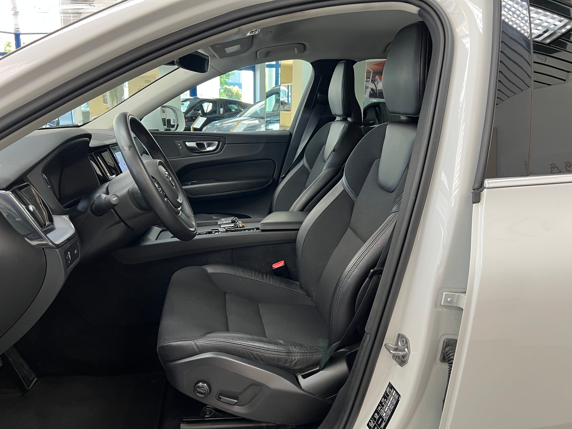 VOLVO XC60 B4 Diesel Mild Hybrid AWD Momentum Geartronic-image-17