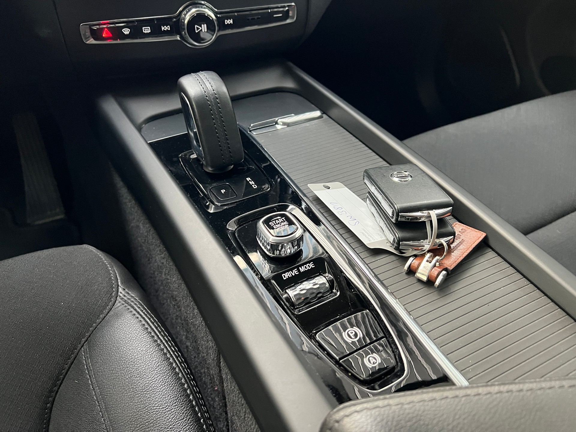 VOLVO XC60 B4 Diesel Mild Hybrid AWD Momentum Geartronic-image-16