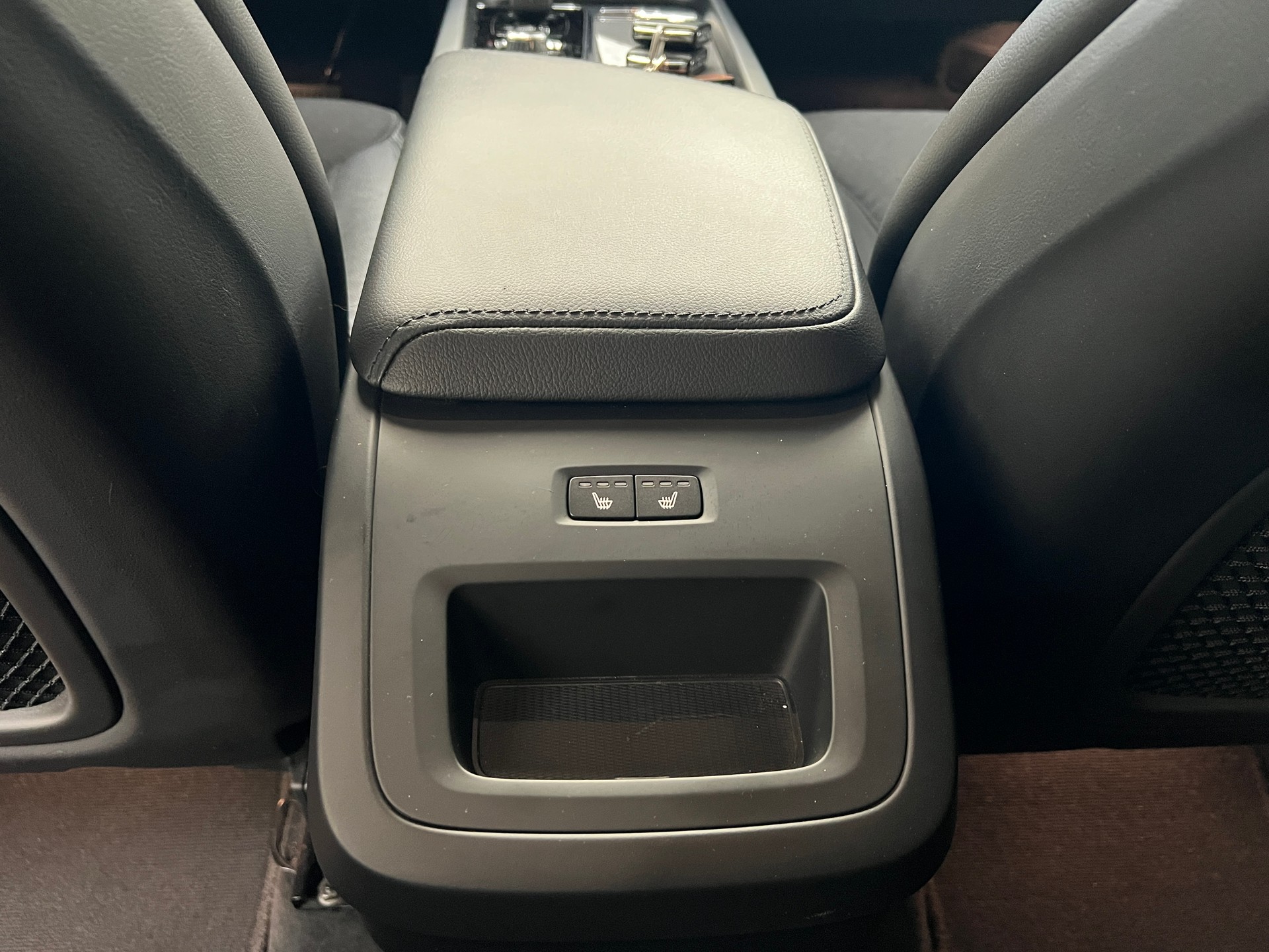 VOLVO XC60 B4 Diesel Mild Hybrid AWD Momentum Geartronic-image-9